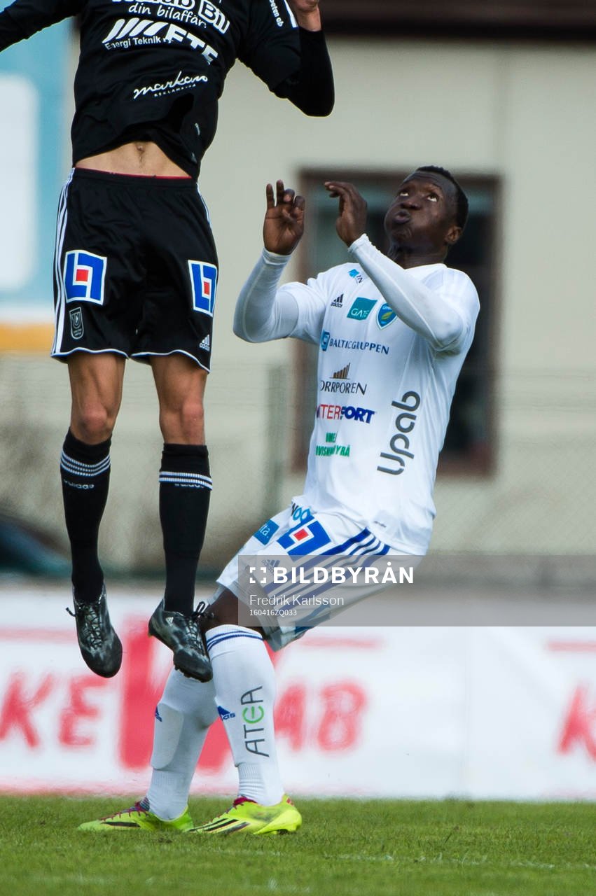 Umeås Modou Lamin Sillah under fotbollsmatchen i Division 1 norra mellan Carlstad United och Umeå den 16 april 2016 i Karlstad.