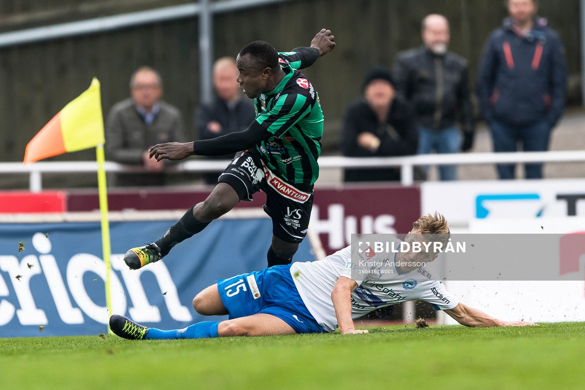 <vva<Nsima Peter och Värnamos Peter Jul Nielsen under fotbollsmatchen i Superettan mellan Varberg och Värnamo den 16 april 2016 i Varberg.