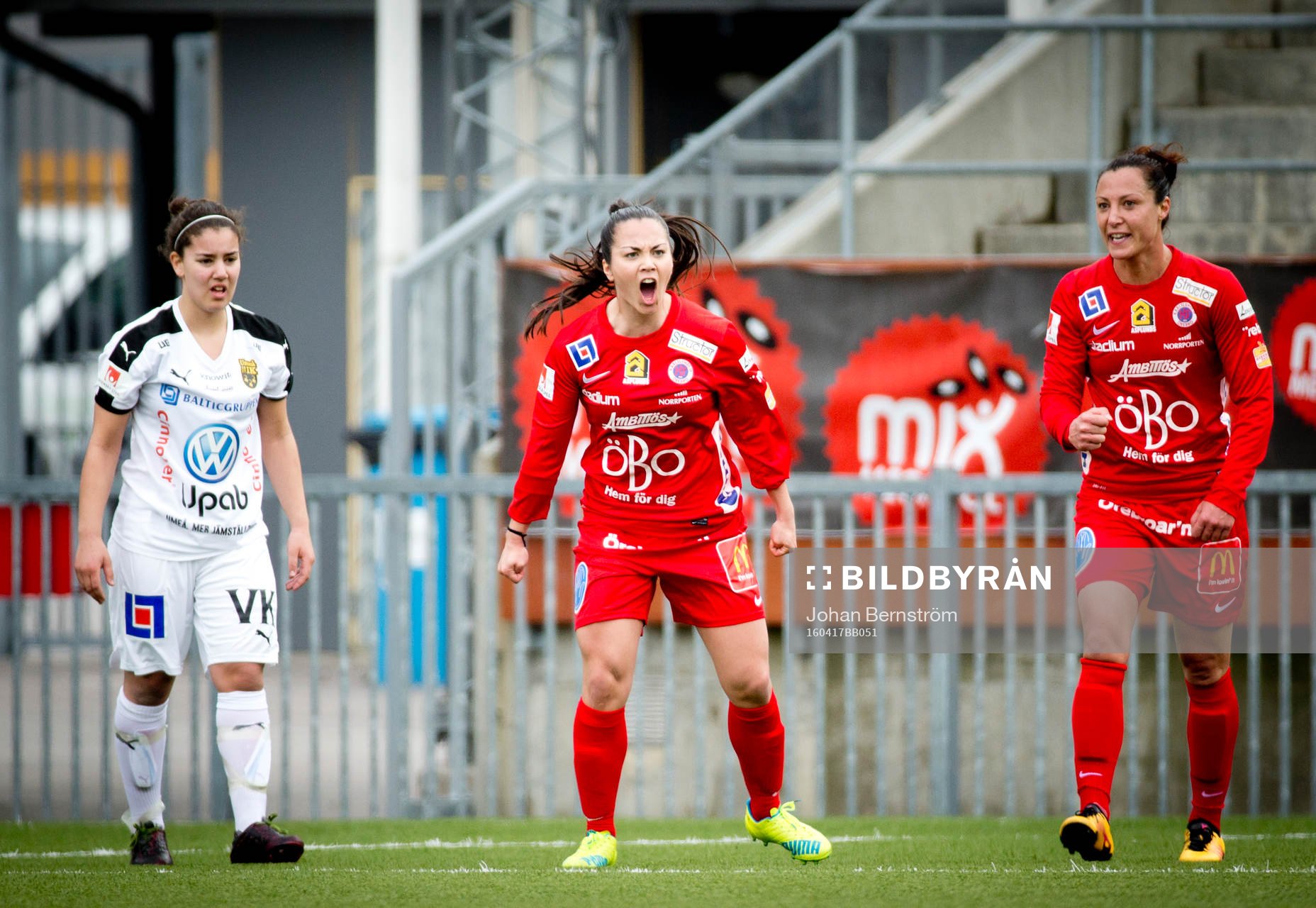 Örebros Michelle De Jong gör 1-0 ich jublar under fotbollsmatchen i Damallsvenskan mellan KIF Örebro och Umeå den 17 april 2016 i Örebro.