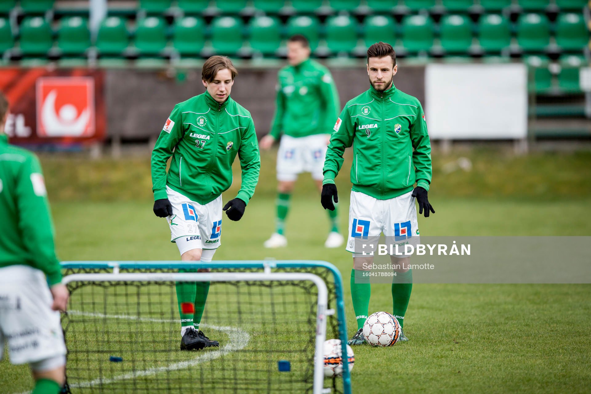 Ljungskiles Simon Svanberg (v) och Admir Bajrovic värmer
