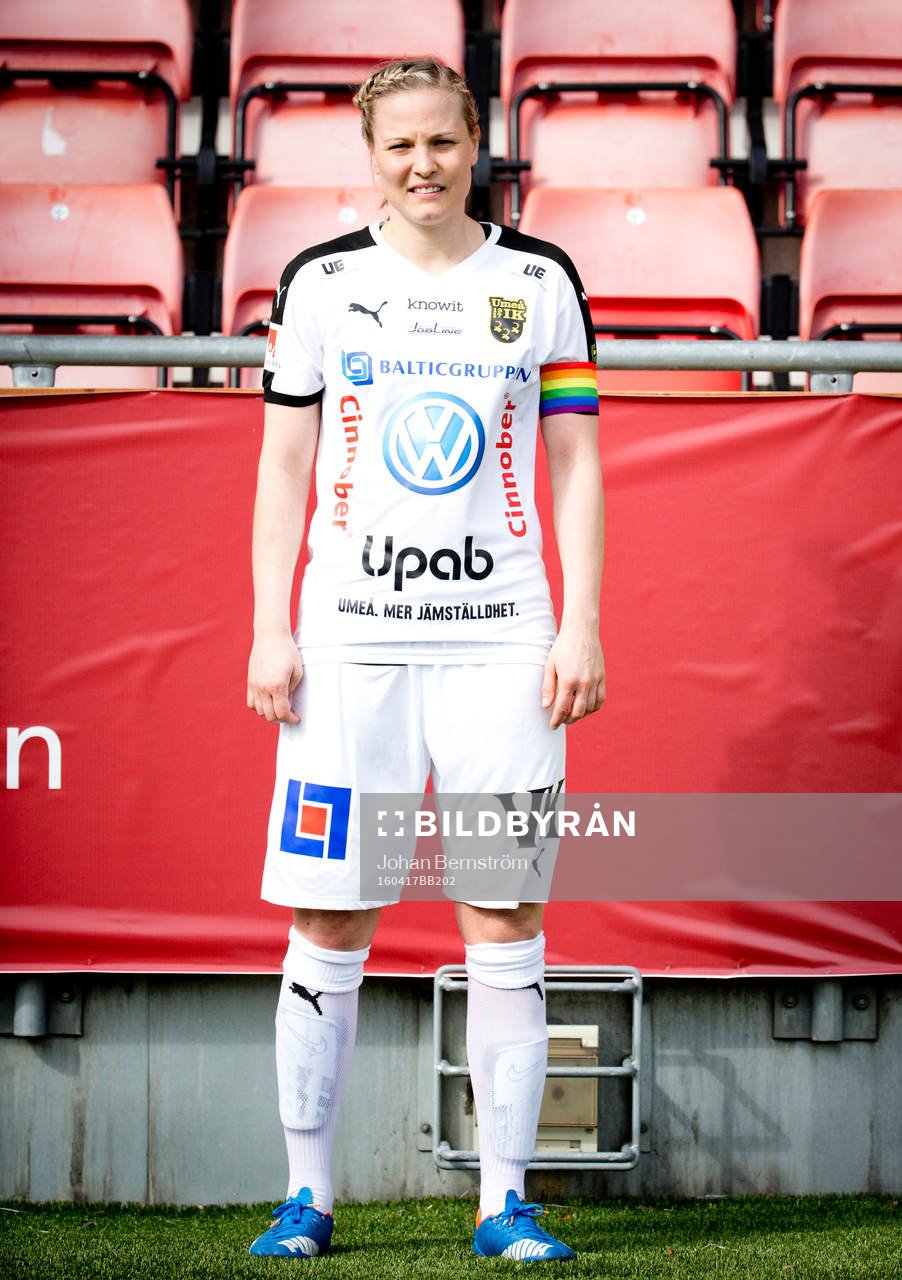 Porträtt på Umeås Lisa Lantz med regnbågsfärgad kaptensbindel under fotbollsmatchen i Damallsvenskan mellan KIF Örebro och Umeå den 17 april 2016 i Örebro.
