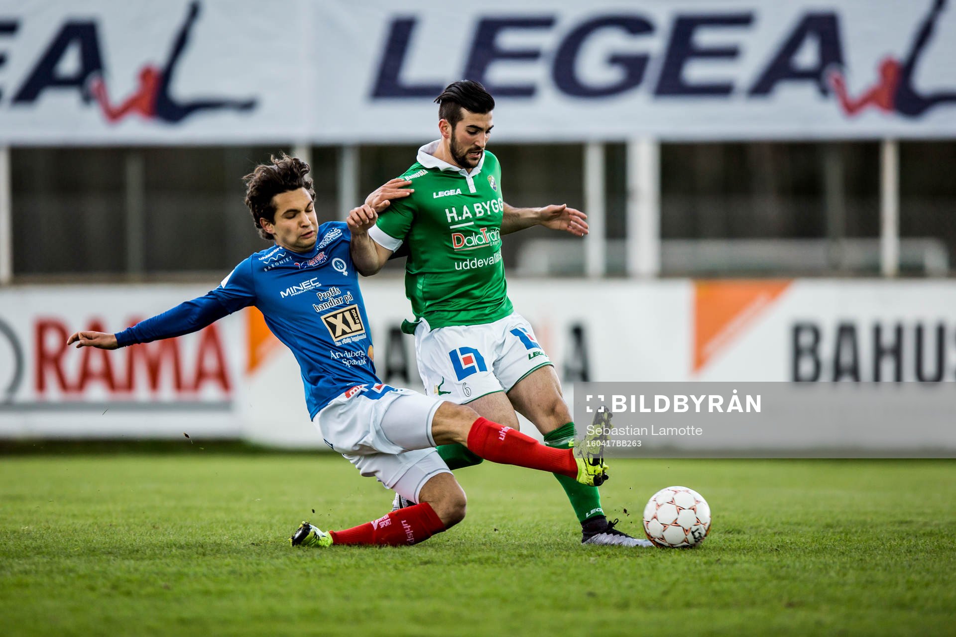 Åtvidabergs Marijan Cosic tacklar Ljungskiles Allan