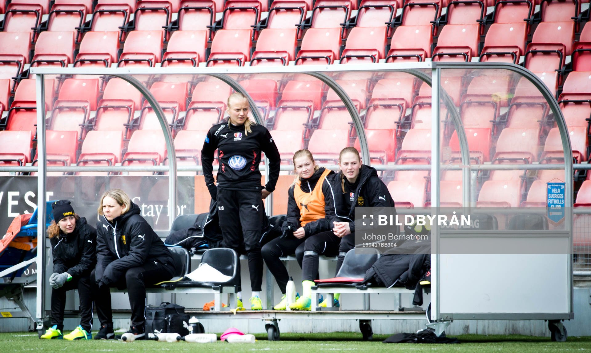 Umeås avbytarbänk med tränare Maria Bergkvist