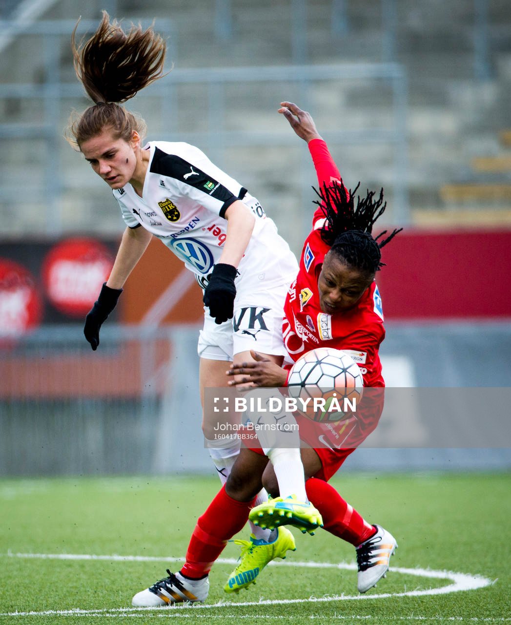 Umeås Sarah Mellouk och Örebros Ogonna Chukwudi i kamp om bollen under fotbollsmatchen i Damallsvenskan mellan KIF Örebro och Umeå den 17 april 2016 i Örebro.