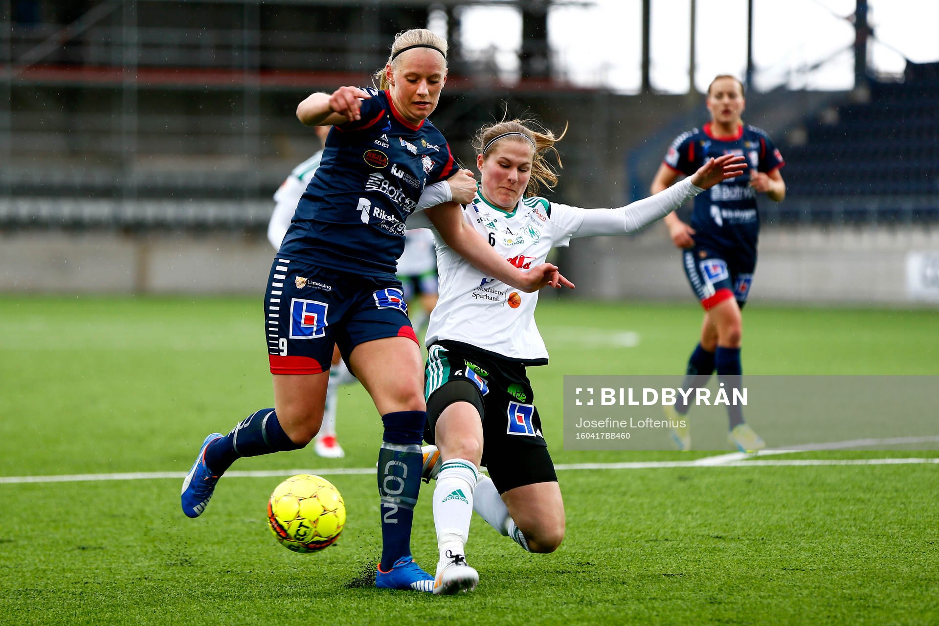 Linköpings Stina Blackstenius och Mallbackens Sarah Bergman