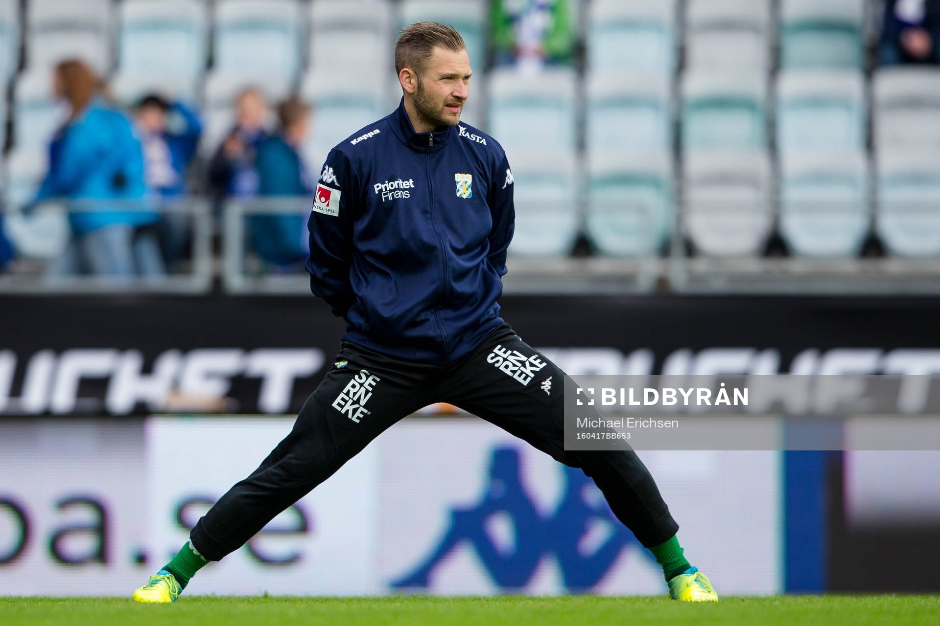IFK Göteborgs målvakt John Alvbåge värmer upp innan