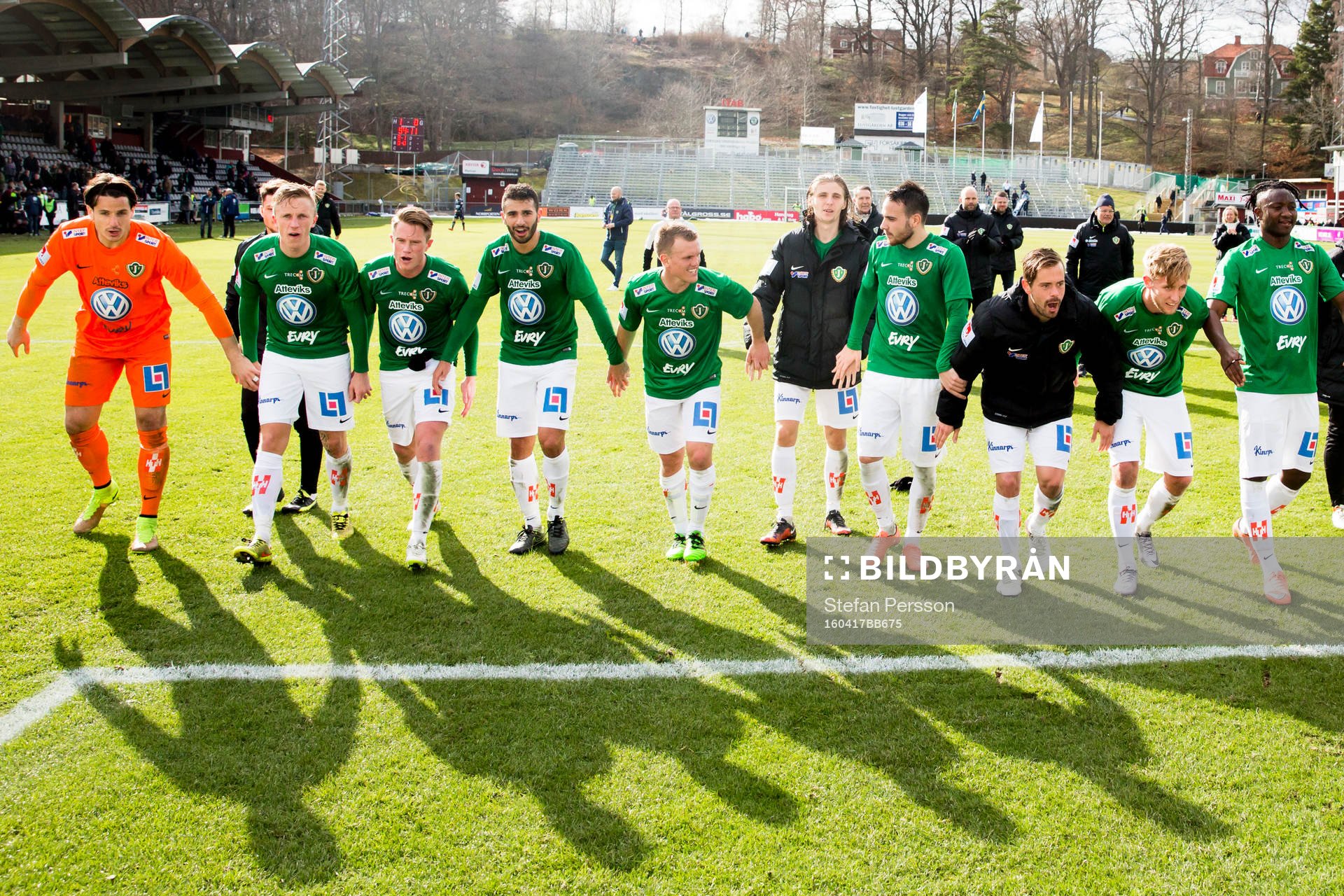 Jönköpings spelare tackar publiken efter fotbollsmatchen i Allsvenskan mellan Jönköping och Gefle den 17 april 2016 i Jönköping. 