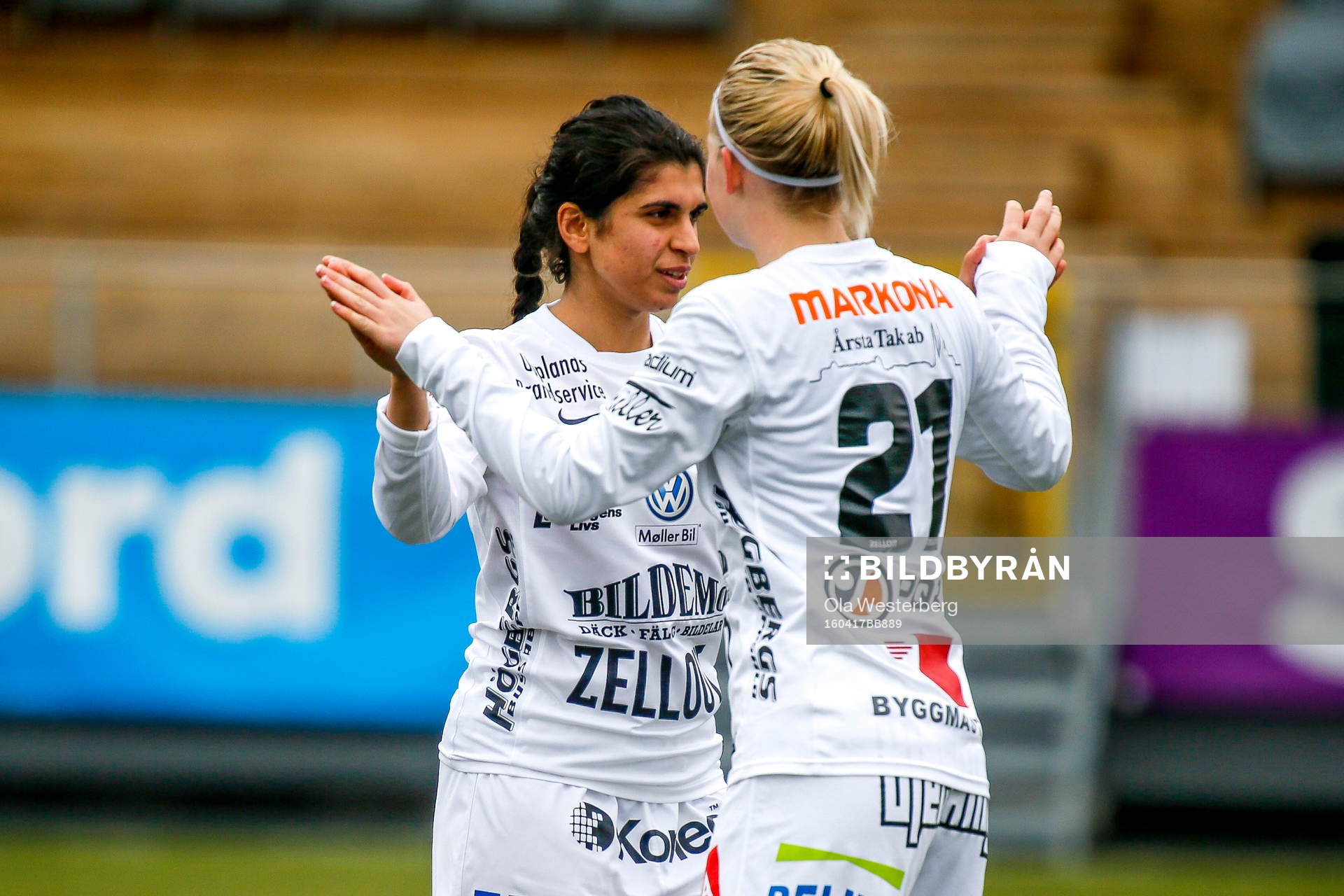 Sirius Elin Åkerman och Aisha Faiqi  jublar i premiären av elitettan i fotboll mellan Sunnanå och Sirius den 17 april 2016 i Skellefteå.
