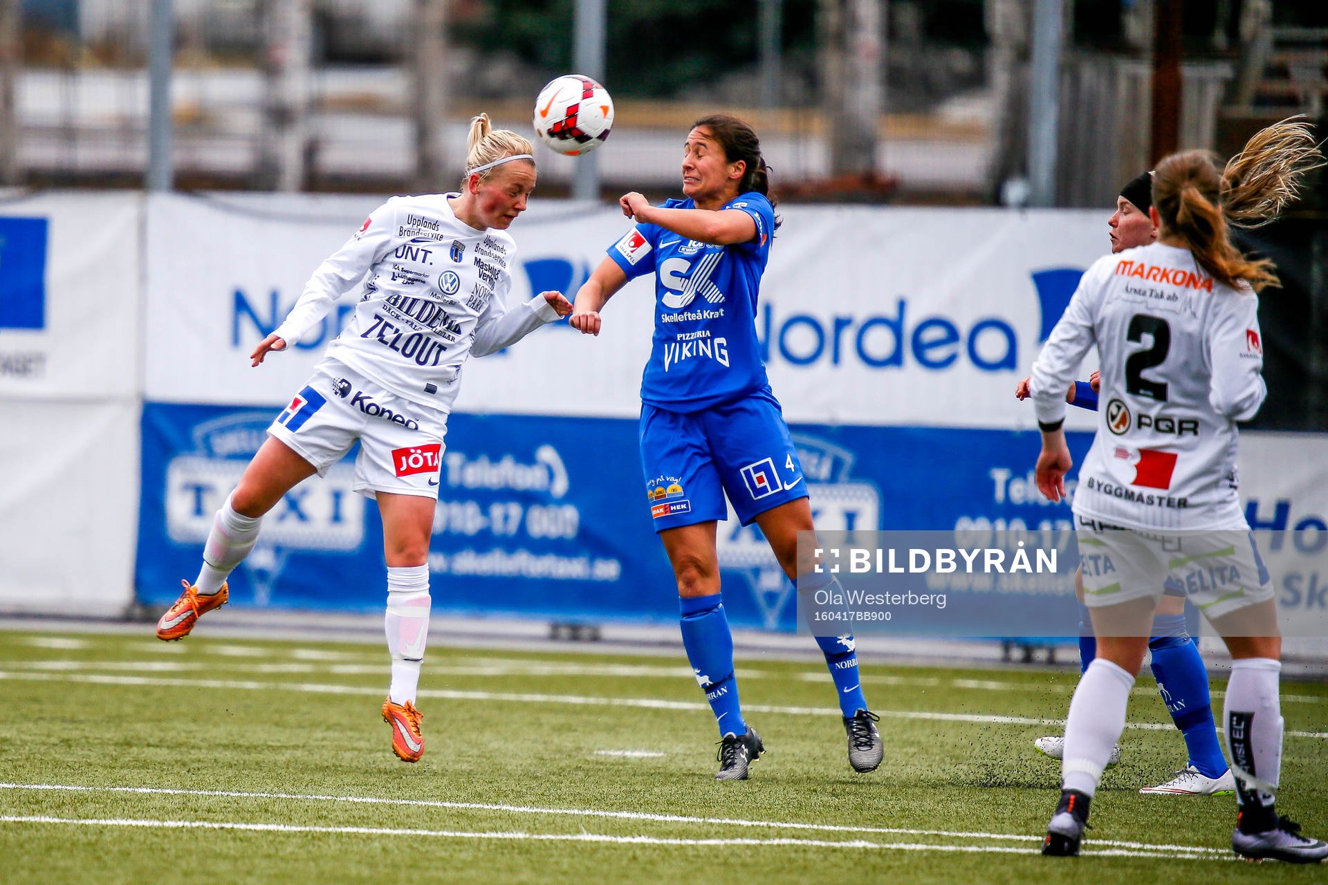 Sunnanås Taylor Leach  i närkamp med Sirius XX i premiären av elitettan i fotboll mellan Sunnanå och Sirius den 17 april 2016 i Skellefteå.
