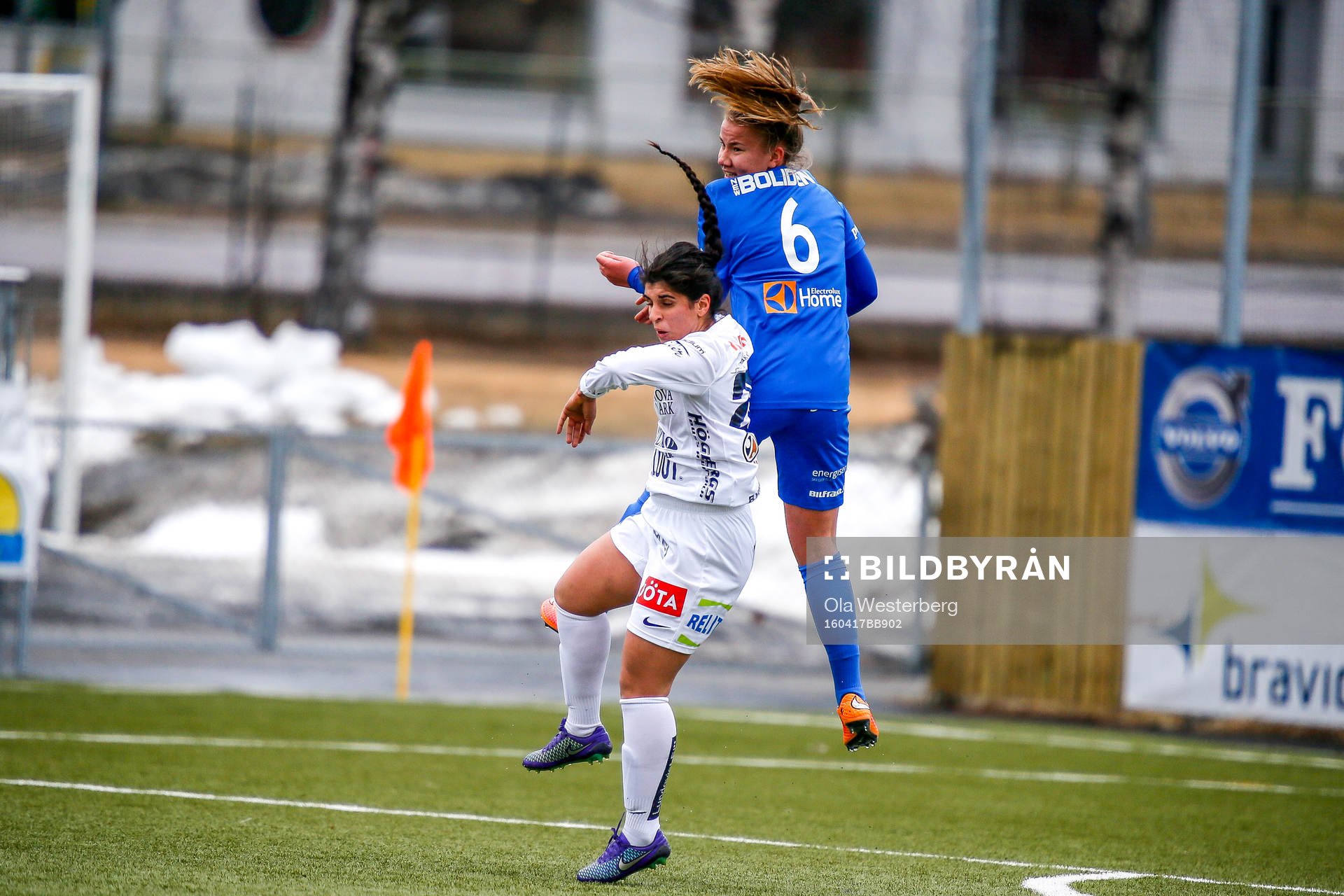 Sunnanås Frida Stenmark i närkamp med Sirius Aisha Faiqi i premiären av elitettan i fotboll mellan Sunnanå och Sirius den 17 april 2016 i Skellefteå.
