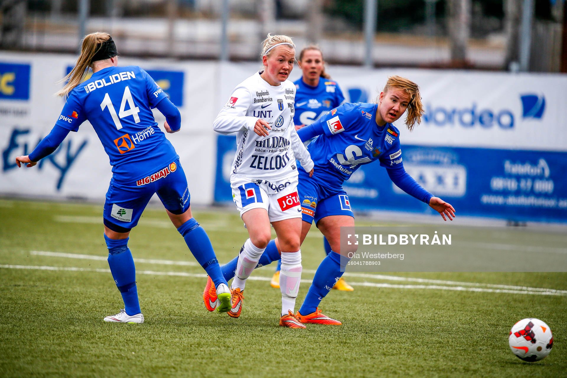 Sunnanås Lina Finnholm i närkamp med Sirius Elin Åkerman i premiären av elitettan i fotboll mellan Sunnanå och Sirius den 17 april 2016 i Skellefteå.