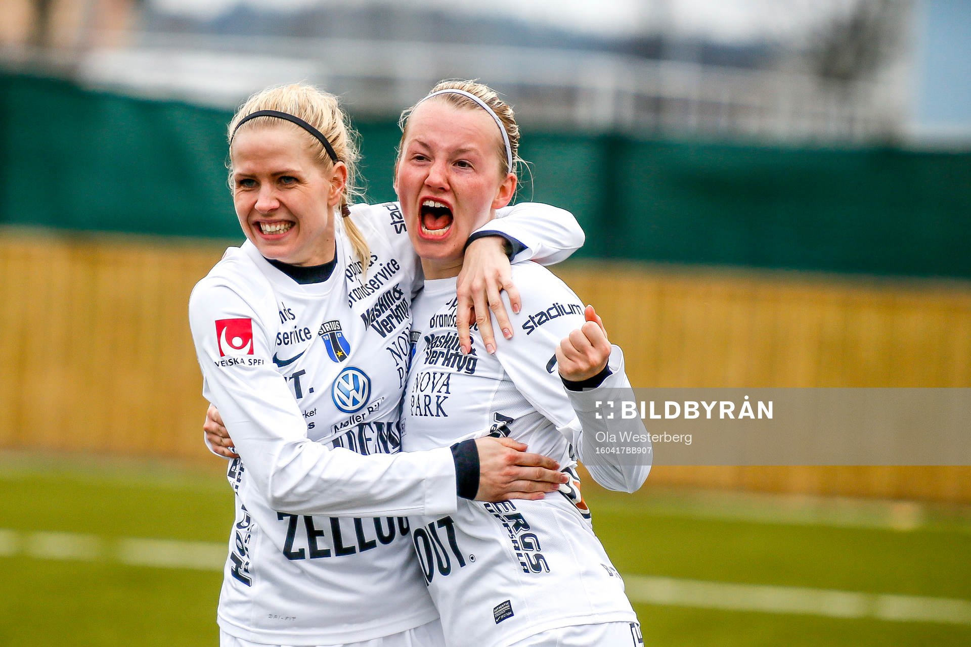 Sirius Elin Åkerman och Emelie Magnusson  jublar