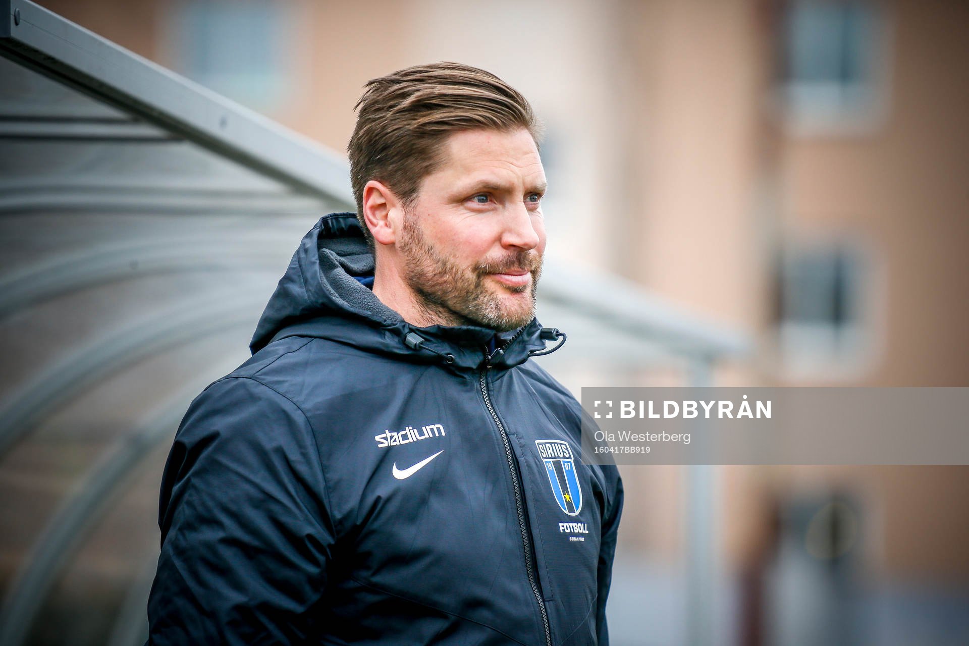 Sirius assisterande tränare Mathias Bernhardsson premiären av elitettan i fotboll mellan Sunnanå och Sirius den 17 april 2016 i Skellefteå.