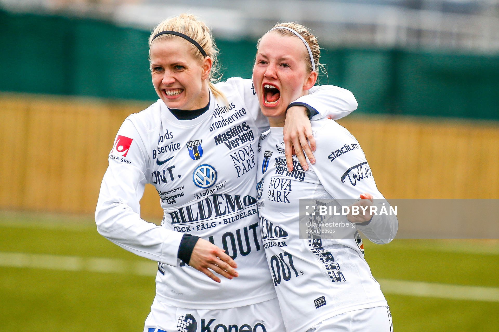 Sirius Elin Åkerman och Emelie Magnusson  jublar