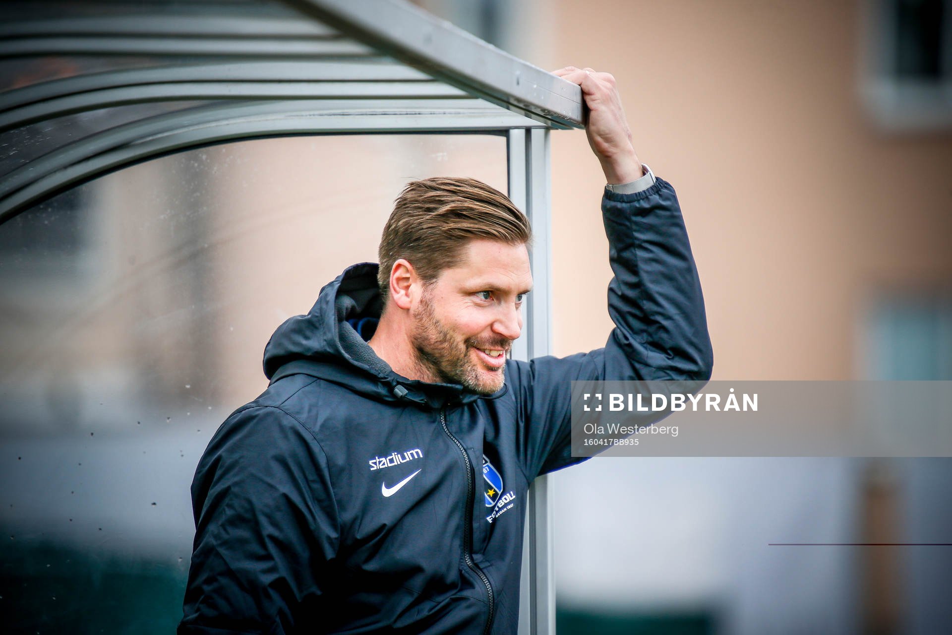 Sirius assisterande tränare Mathias Bernhardsson premiären av elitettan i fotboll mellan Sunnanå och Sirius den 17 april 2016 i Skellefteå.