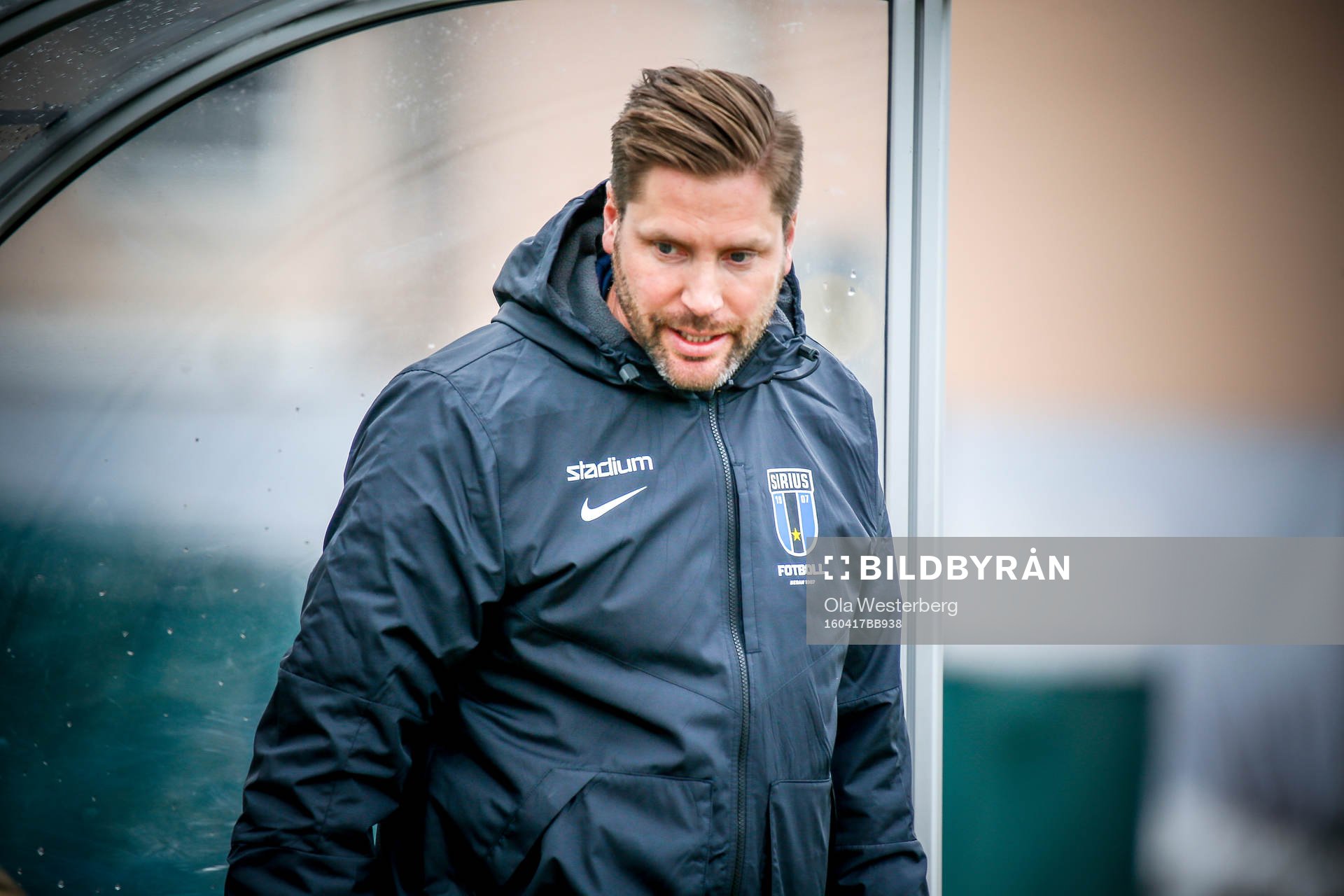 Sirius assisterande tränare Mathias Bernhardsson premiären av elitettan i fotboll mellan Sunnanå och Sirius den 17 april 2016 i Skellefteå.