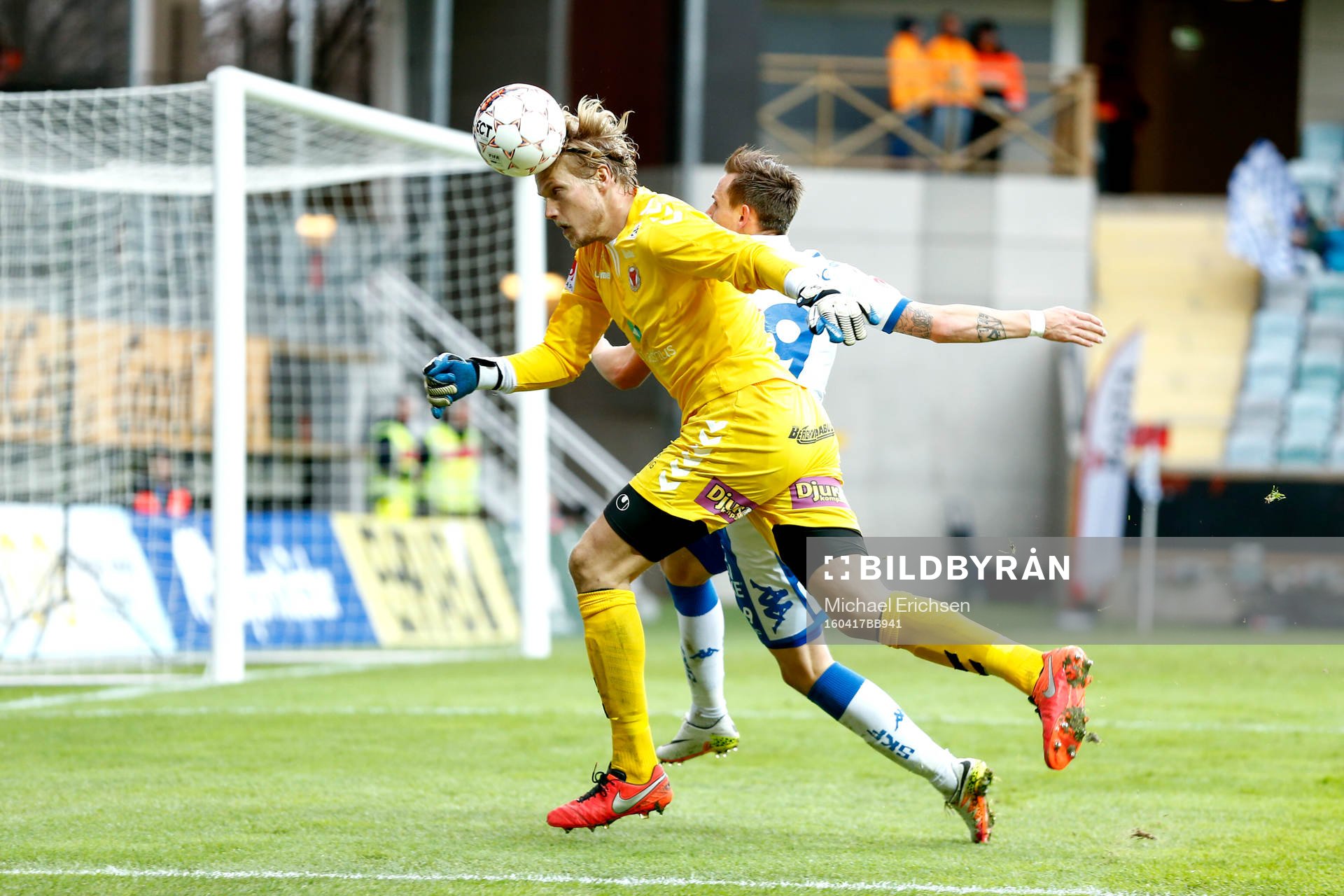 Kalmars målvakt Ole Söderberg i kamp om bollen med IFK