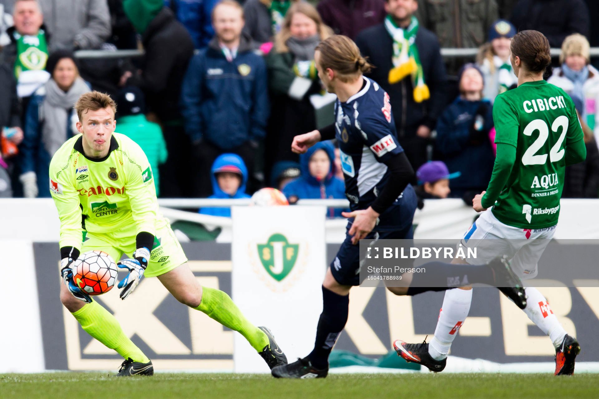 Gefles målvakt Andreas Andersson räddar under fotbollsmatchen i Allsvenskan mellan Jönköping och Gefle den 17 april 2016 i Jönköping. 
