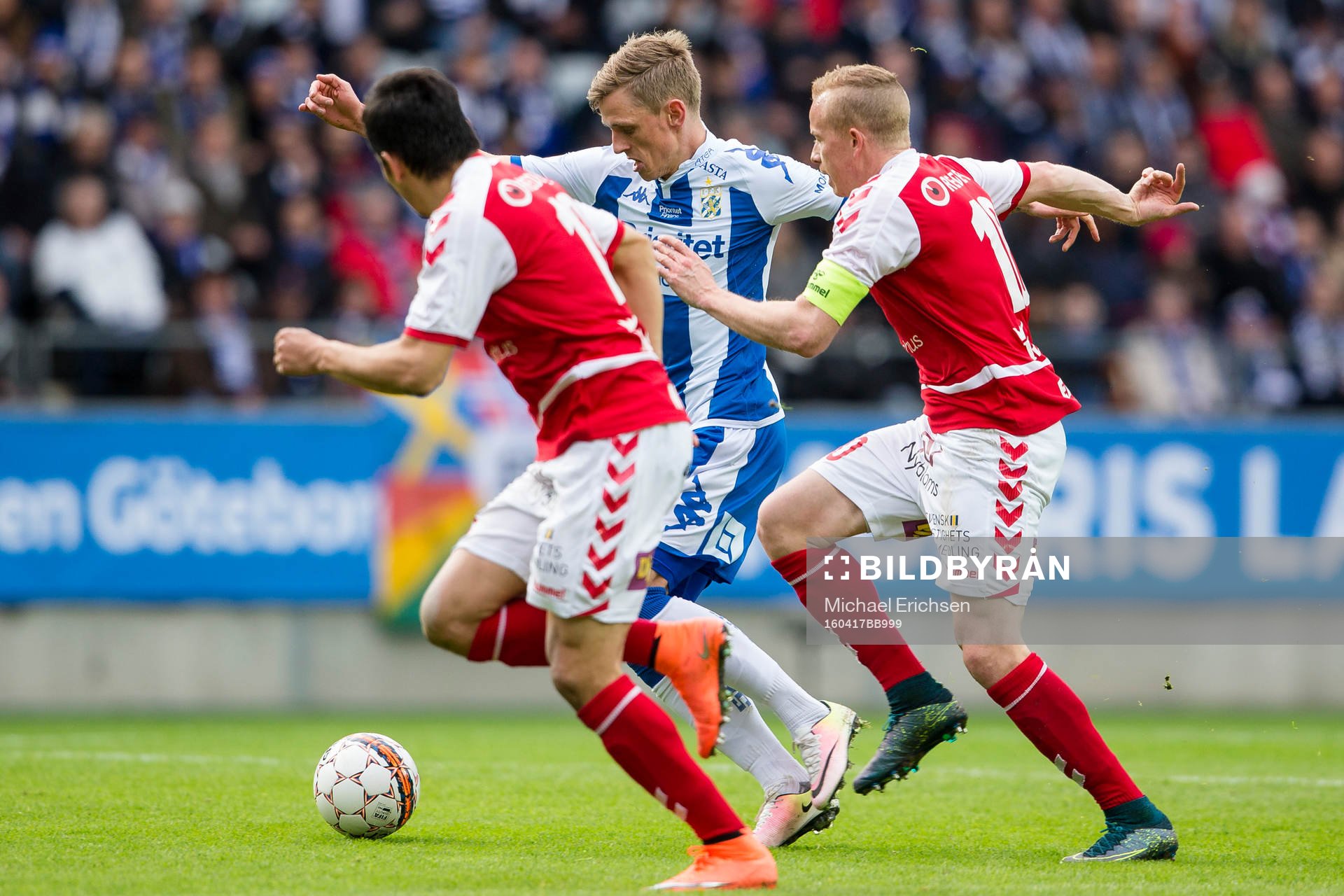 IFK Göteborgs Sören Rieks före Kalmars Tobias Eriksson