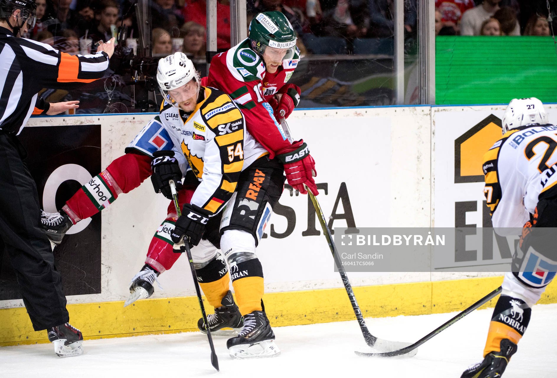 Skellefteås Anton Lindholm tacklar Frölundas Joey Crabb