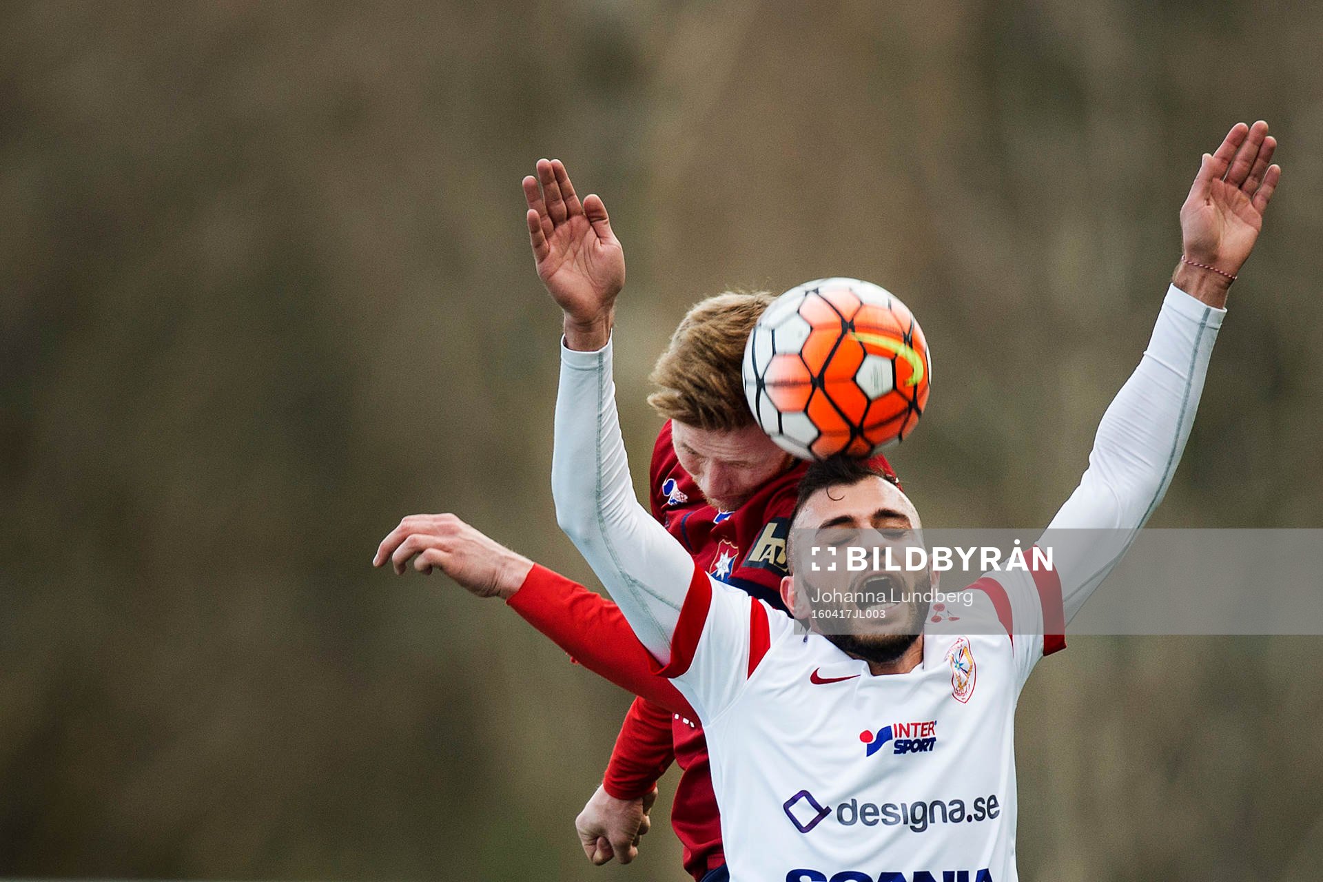 Örgrytes Sebastian Olsson och Assyriskas Mattias Genc i en