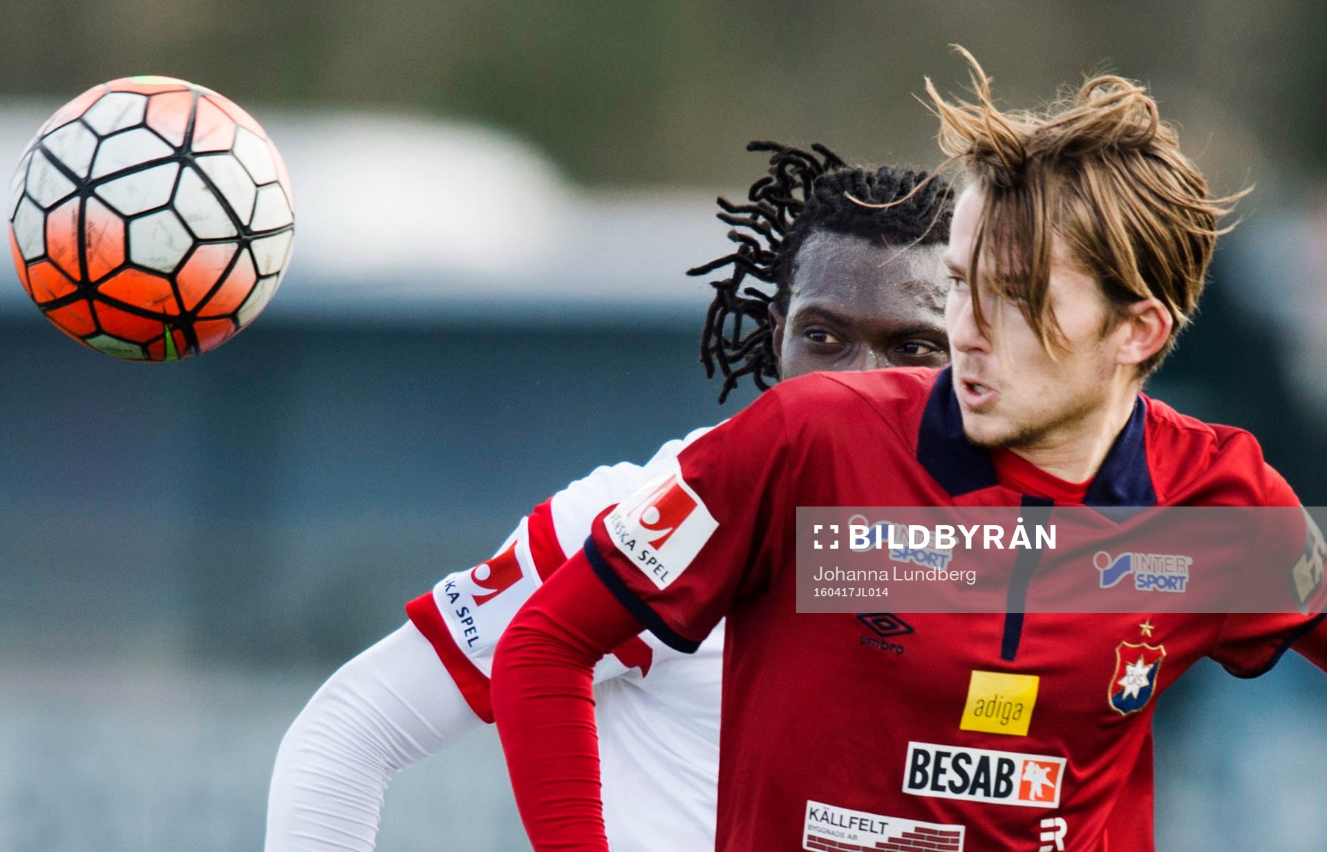 Örgrytes Andreas Östling jagas av Assyriskas Ugonna Anyora under fotbollsmatchen i Superettan mellan Assyriska och Örgryte den 17 april 2016 i Södertälje.