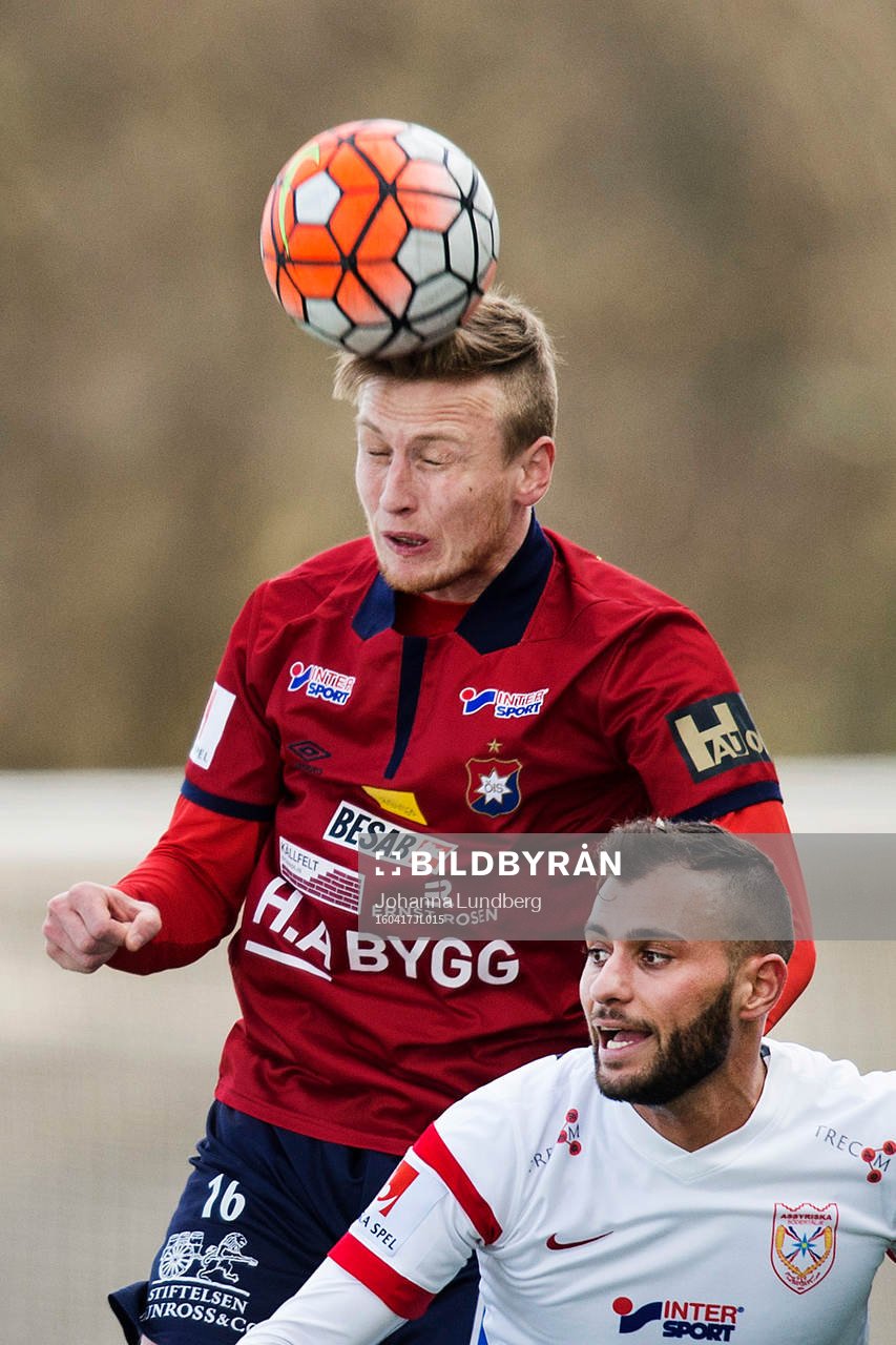 Örgrytes Sebastian Ohlsson i en nickduell med Assyriskas