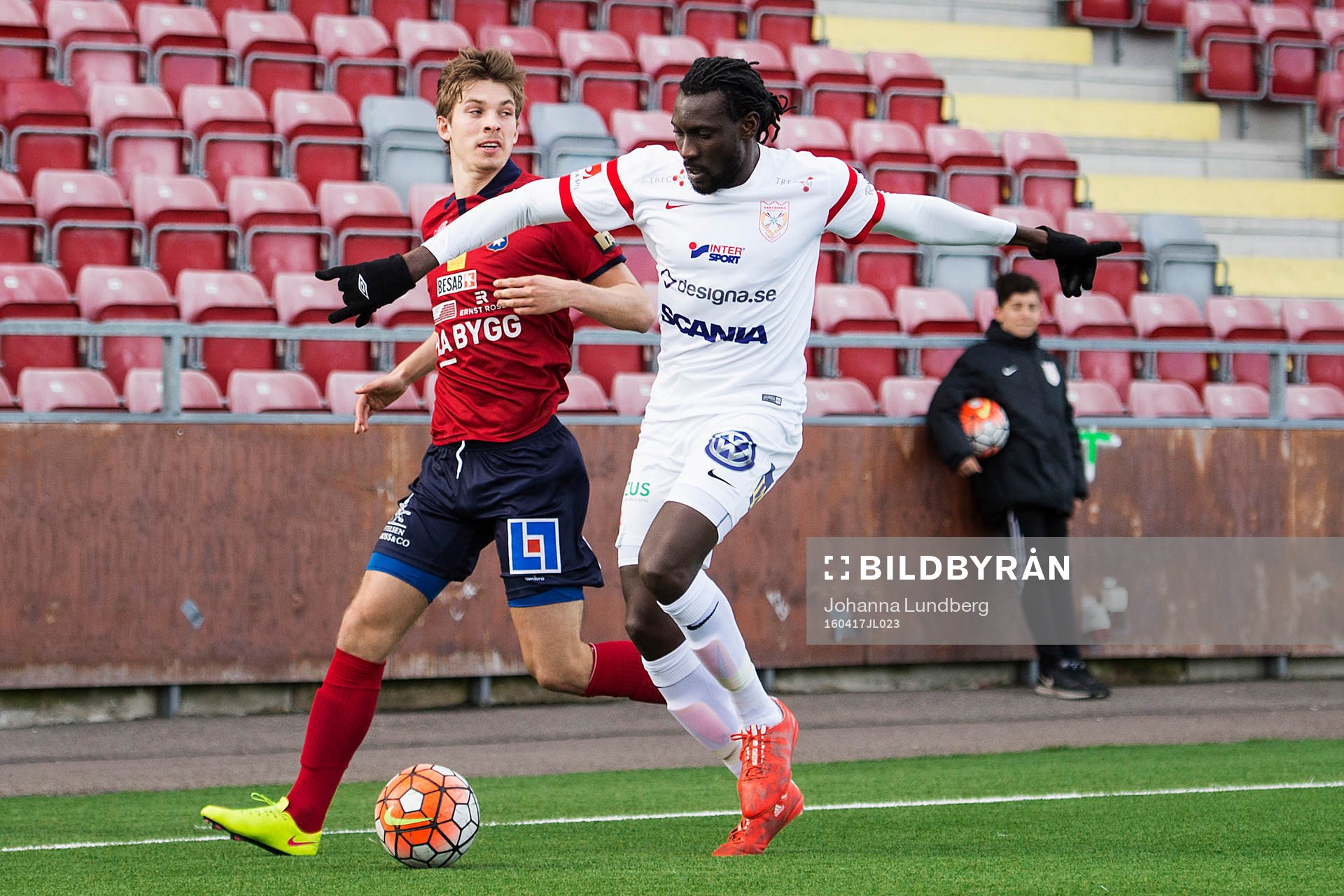 Örgrytes Daniel Paulson och Assyriskas Ugonna Anyora under fotbollsmatchen i Superettan mellan Assyriska och Örgryte den 17 april 2016 i Södertälje.