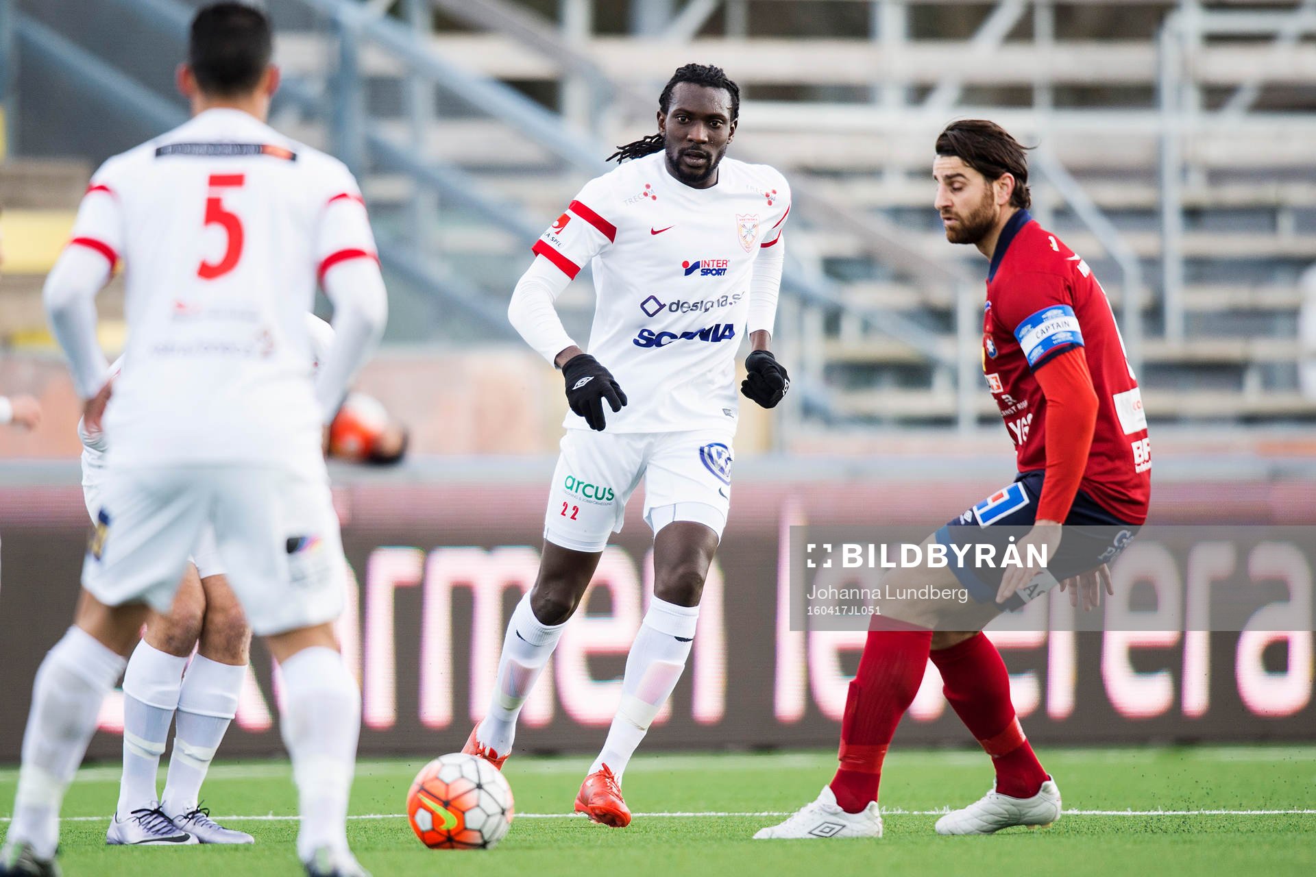 Assyriskas Ugonna Anyora utmanar Örgrytes Johan Hammar under fotbollsmatchen i Superettan mellan Assyriska och Örgryte den 17 april 2016 i Södertälje.