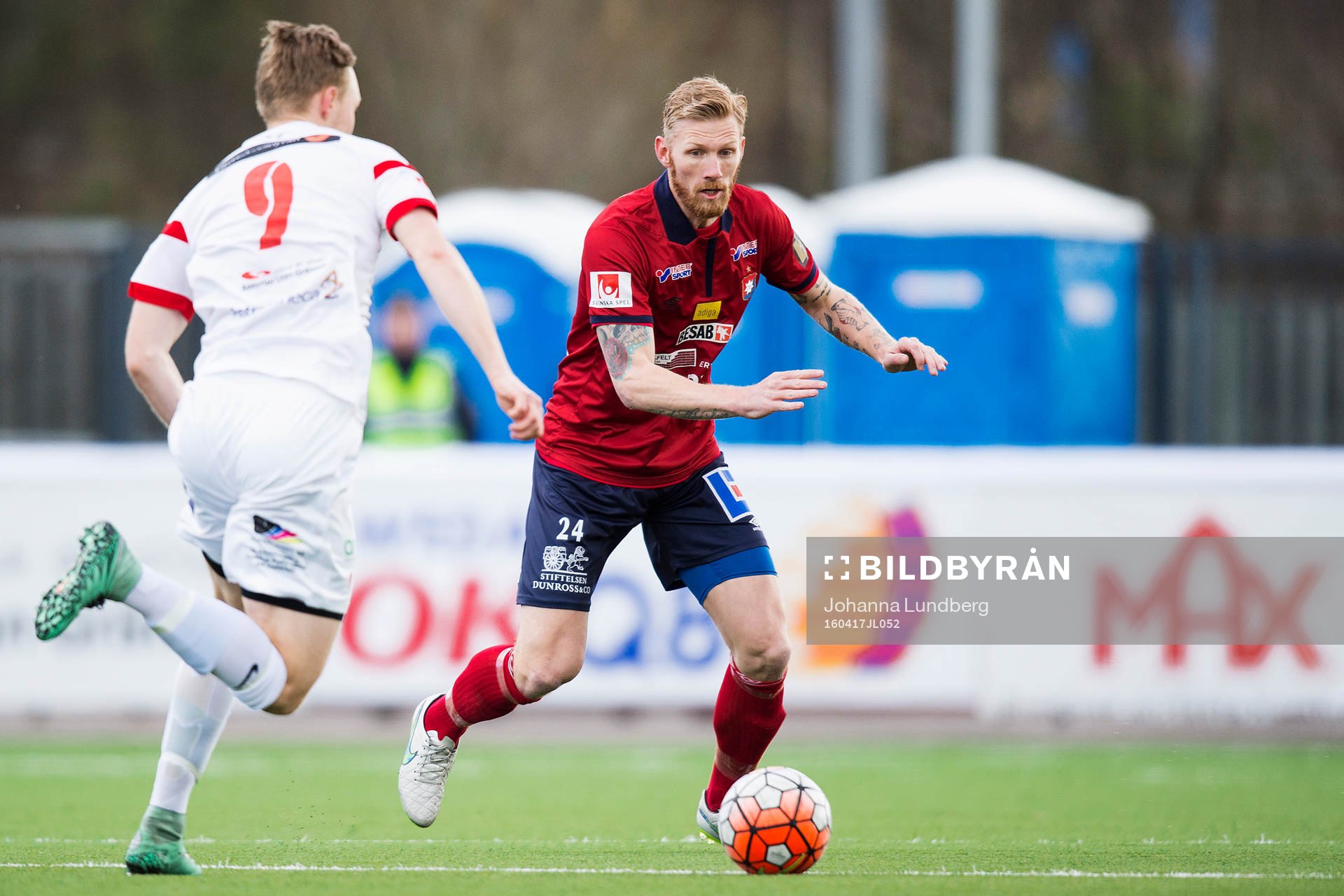 Assyriskas Tim Söderström och Örgrytes Fredrik Björck under fotbollsmatchen i Superettan mellan Assyriska och Örgryte den 17 april 2016 i Södertälje.
