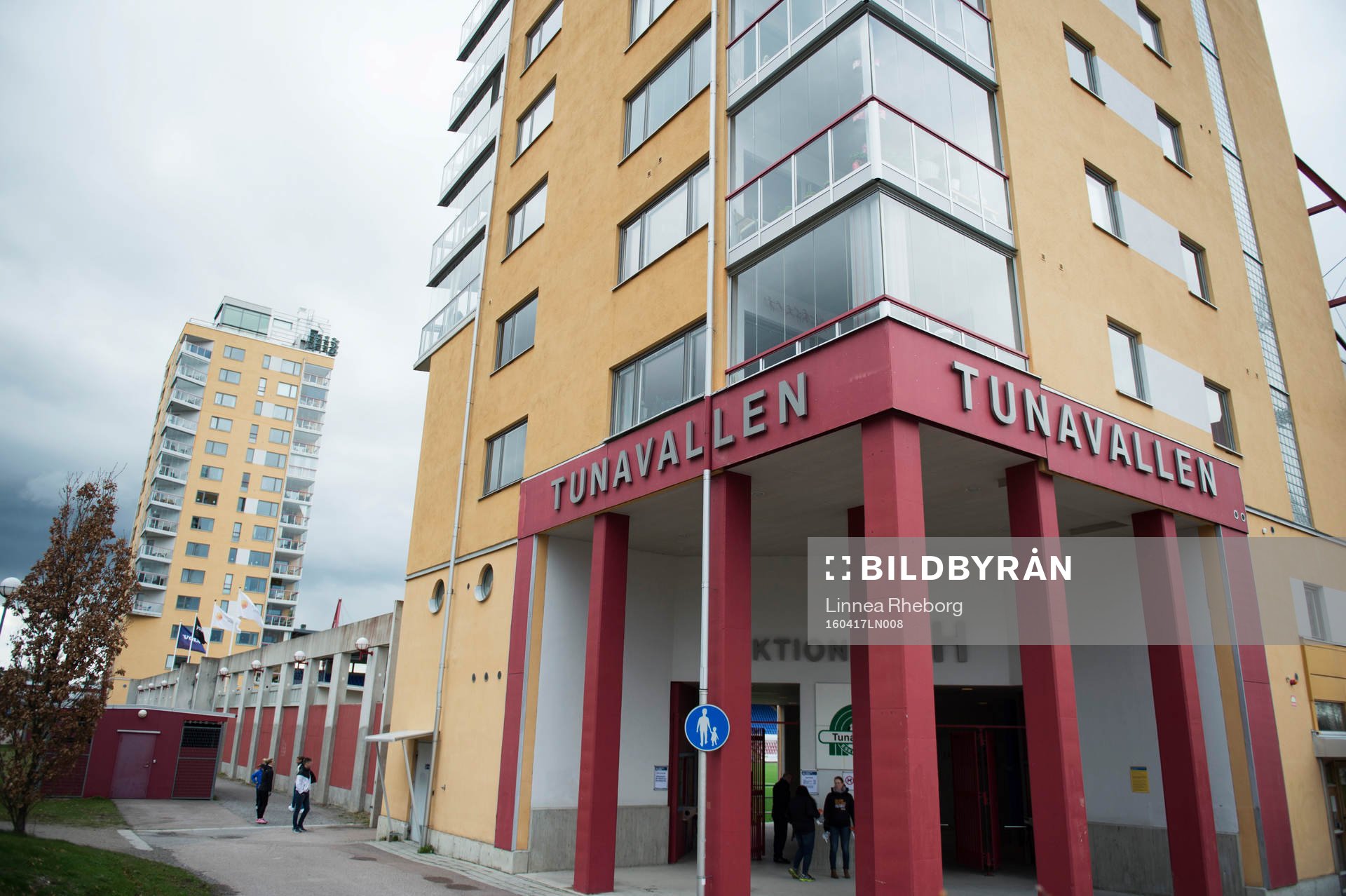 Exteriör av Tunavallen som har bostadsrätter i samma byggnad som arenan inför fotbollsmatchen i Damallsvenskan mellan Eskilstuna och Djurgården den 17 april 2016 i Eskilstuna.