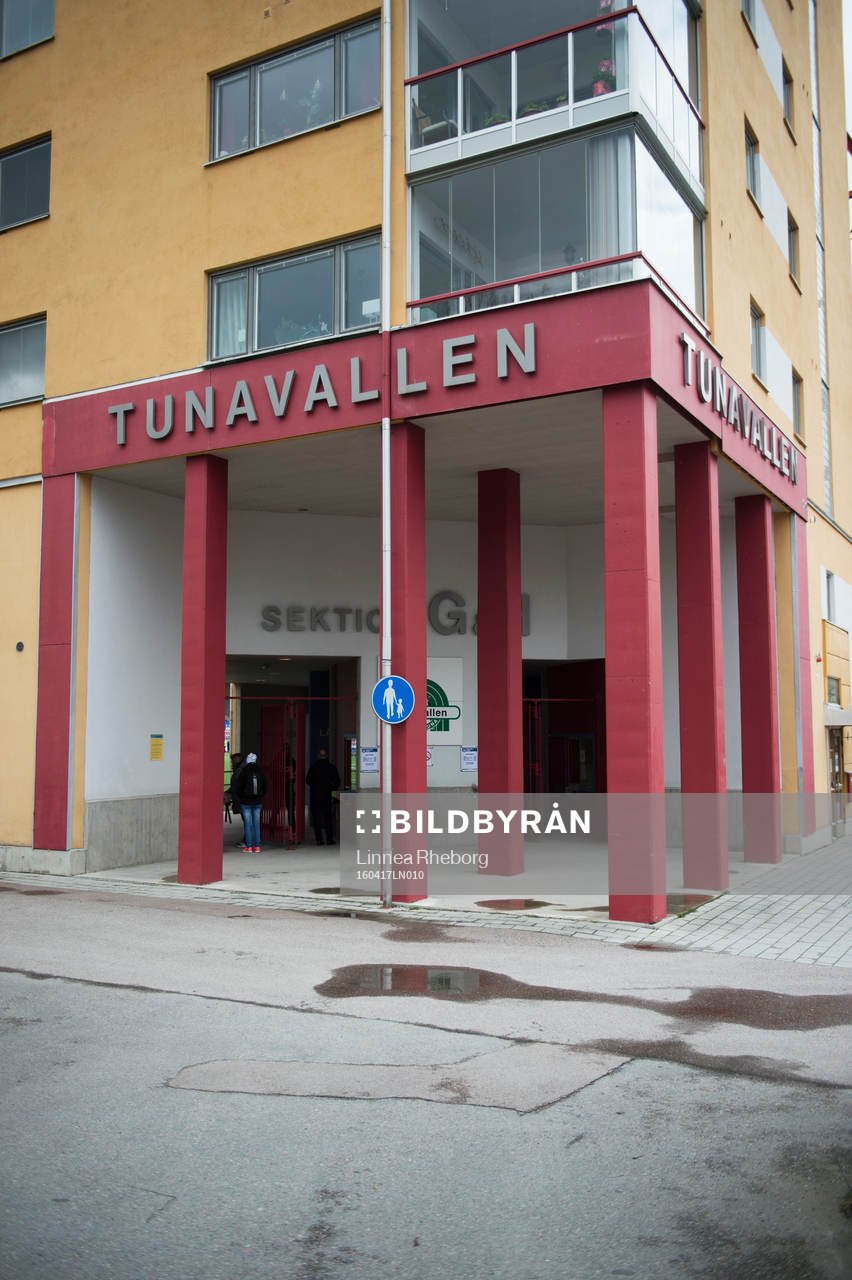 Exteriör av Tunavallen som har bostadsrätter i samma byggnad som arenan inför fotbollsmatchen i Damallsvenskan mellan Eskilstuna och Djurgården den 17 april 2016 i Eskilstuna.