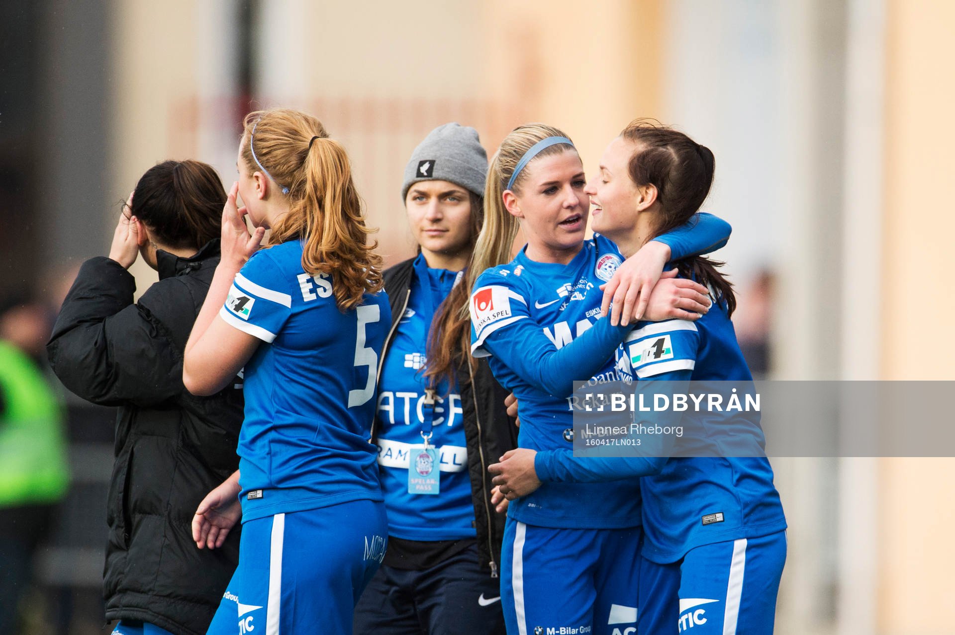 Eskilstunas Olivia Schough och Nathalie Björn kramas