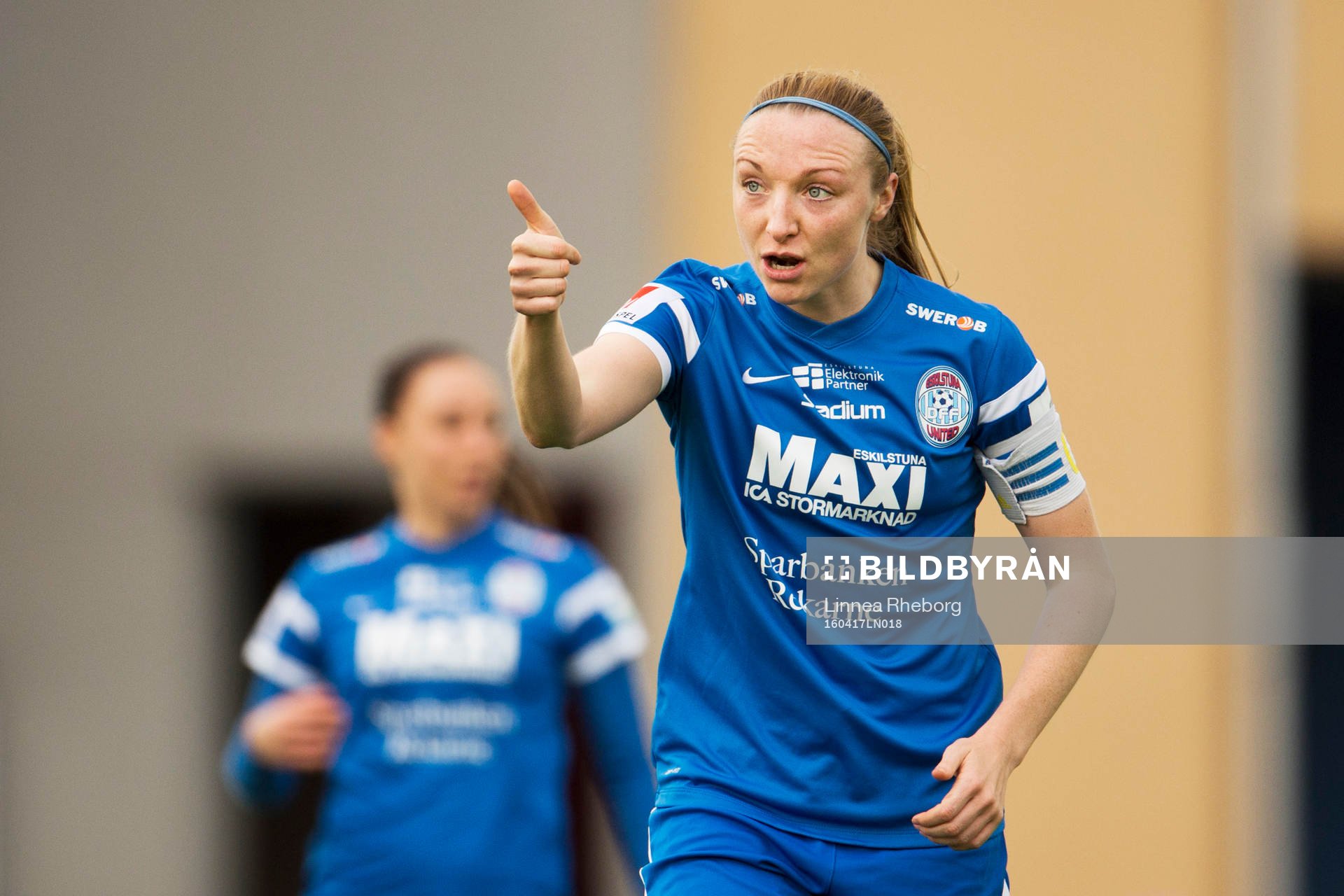 Eskilstunas Louise Quinn gör tummen upp efter att Mimmi Larsson (ej i bild) gjort 1-0 under fotbollsmatchen i Damallsvenskan mellan Eskilstuna och Djurgården den 17 april 2016 i Eskilstuna.