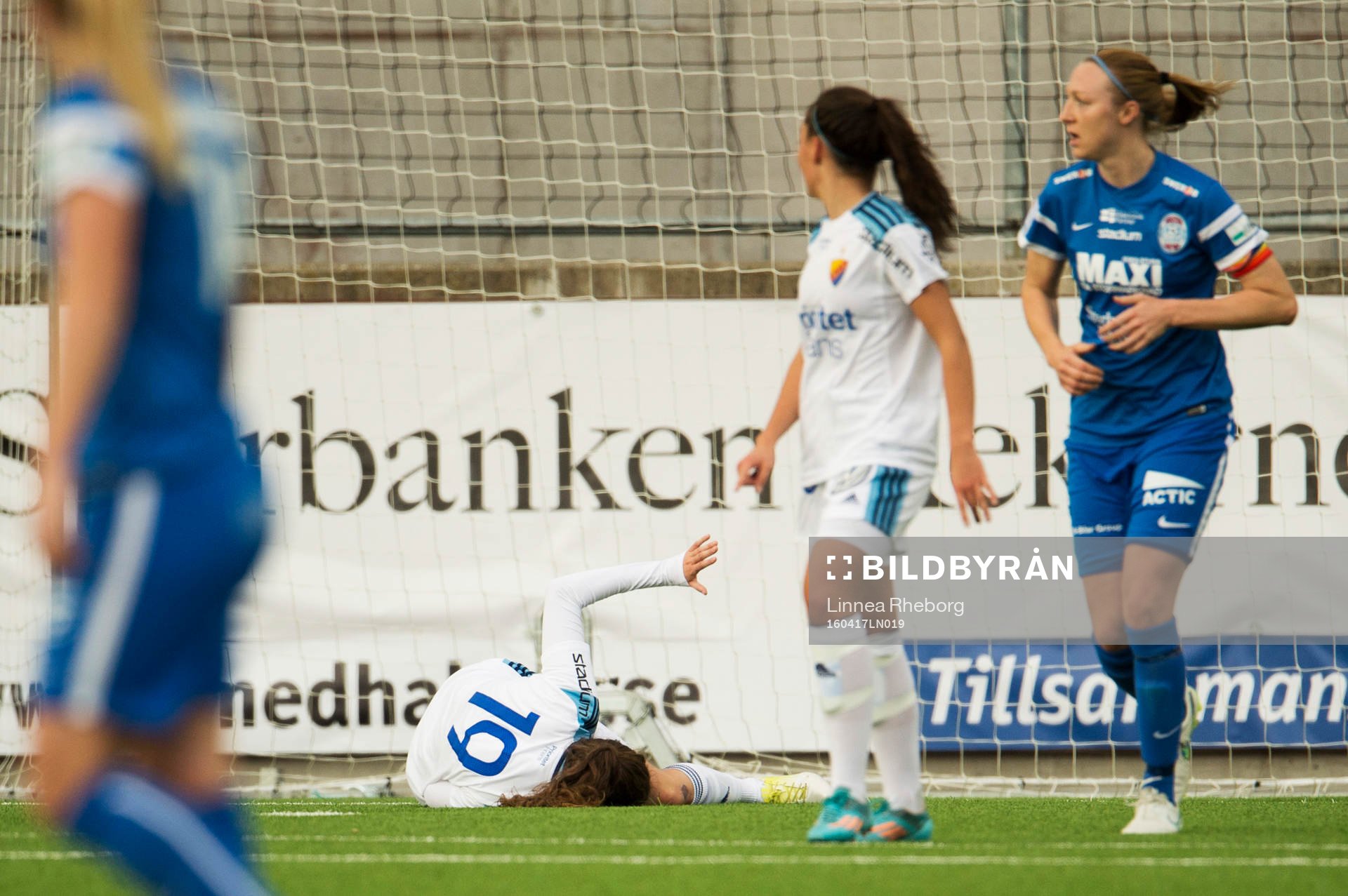 Djurgårdens Carolina Mendes blir liggande och kallar på