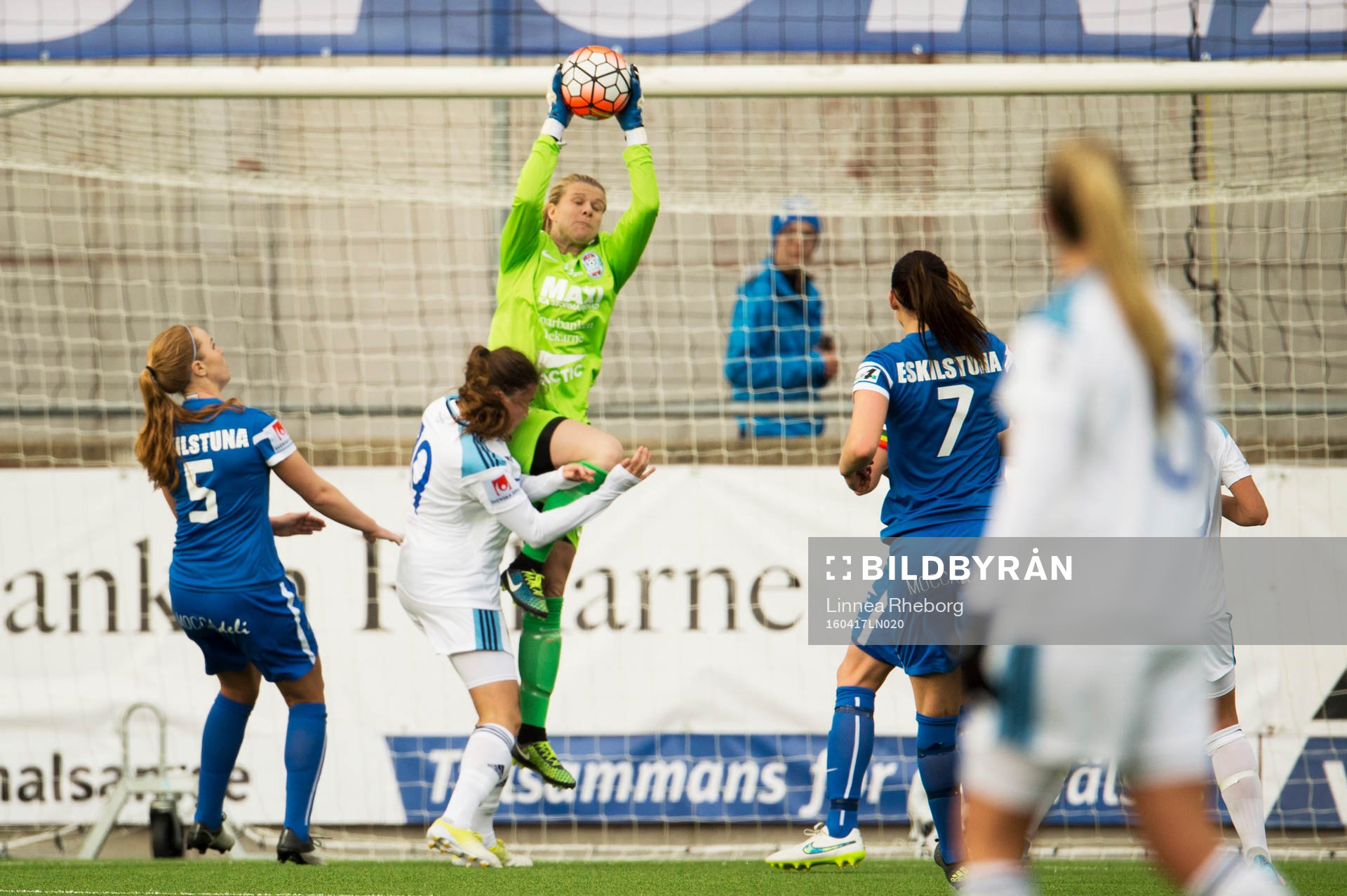 Eskilstunas målvakt Emelie Lundberg gör en räddning och kolliderar med Djurgårdens Carolina Mendes under fotbollsmatchen i Damallsvenskan mellan Eskilstuna och Djurgården den 17 april 2016 i Eskilstuna.
