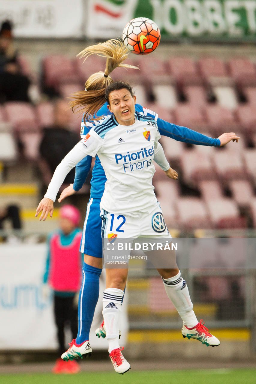 Djurgårdens Emilia Appelqvist och Eskilstunas Olivia Schough i nickduell under fotbollsmatchen i Damallsvenskan mellan Eskilstuna och Djurgården den 17 april 2016 i Eskilstuna.
