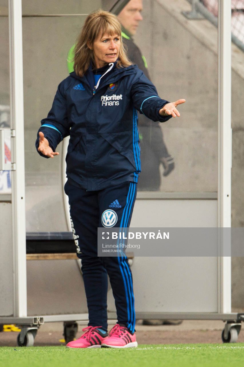 Djurgårdens tränare Yvonne Ekroth under fotbollsmatchen i Damallsvenskan mellan Eskilstuna och Djurgården den 17 april 2016 i Eskilstuna.