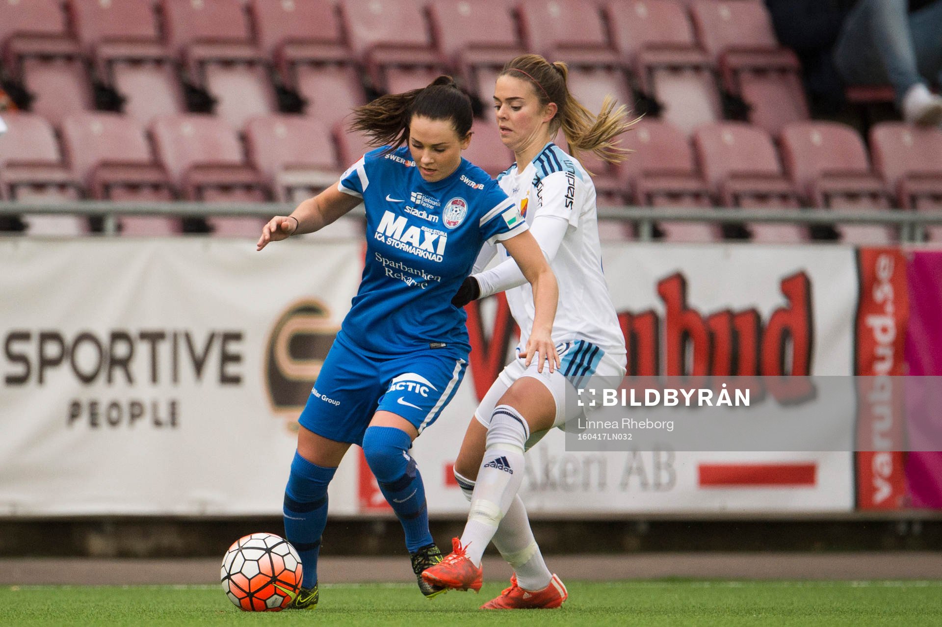 Djurgårdens Lisa Moazzeni och Eskilstunas Emma Jansson under fotbollsmatchen i Damallsvenskan mellan Eskilstuna och Djurgården den 17 april 2016 i Eskilstuna.