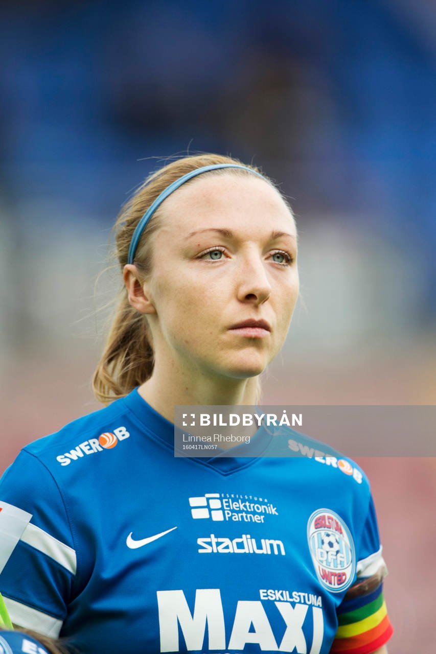 Eskilstunas Louise Quinn bär regnbågsfärgad kaptensbindel