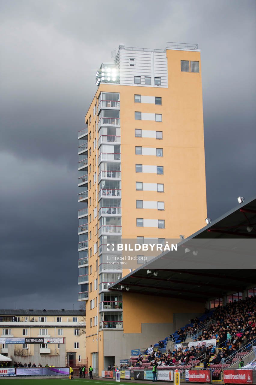 Ett hus med bostadsrätter finns i samma byggnad som