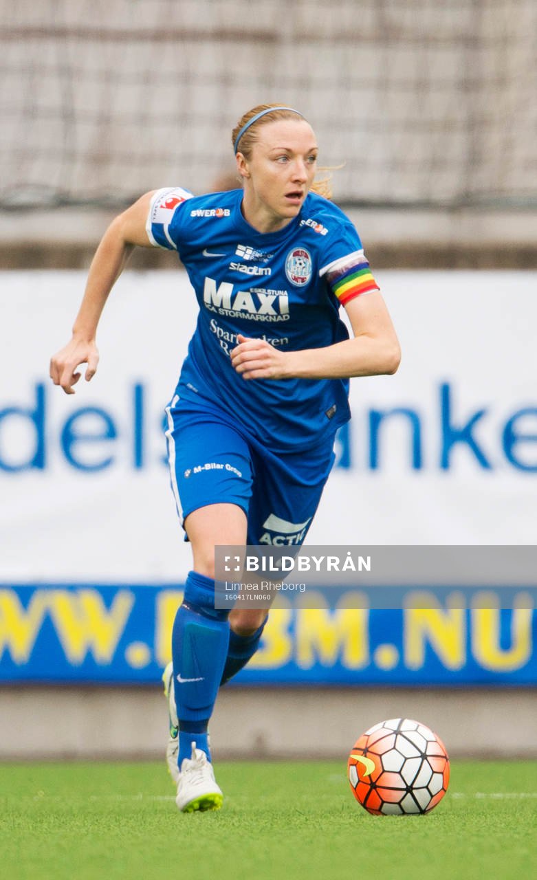 Eskilstunas Louise Quinn spelar med regnbågsfärgad kaptensbindel under fotbollsmatchen i Damallsvenskan mellan Eskilstuna och Djurgården den 17 april 2016 i Eskilstuna.