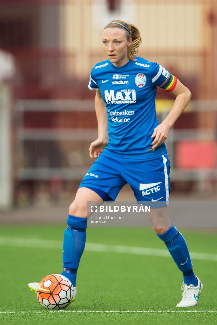 Eskilstunas Louise Quinn spelar med regnbågsfärgad kaptensbindel under fotbollsmatchen i Damallsvenskan mellan Eskilstuna och Djurgården den 17 april 2016 i Eskilstuna.