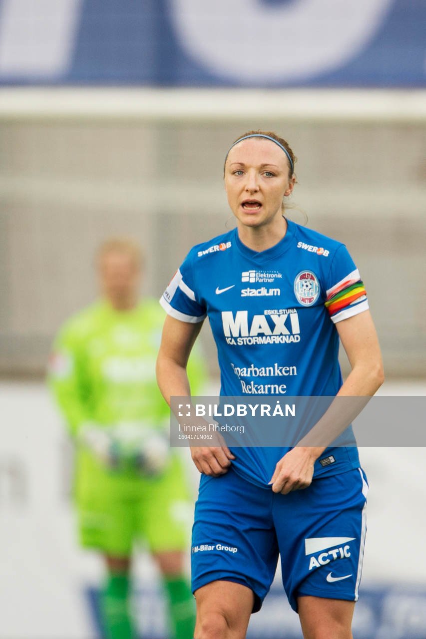 Eskilstunas Louise Quinn spelar med regnbågsfärgad