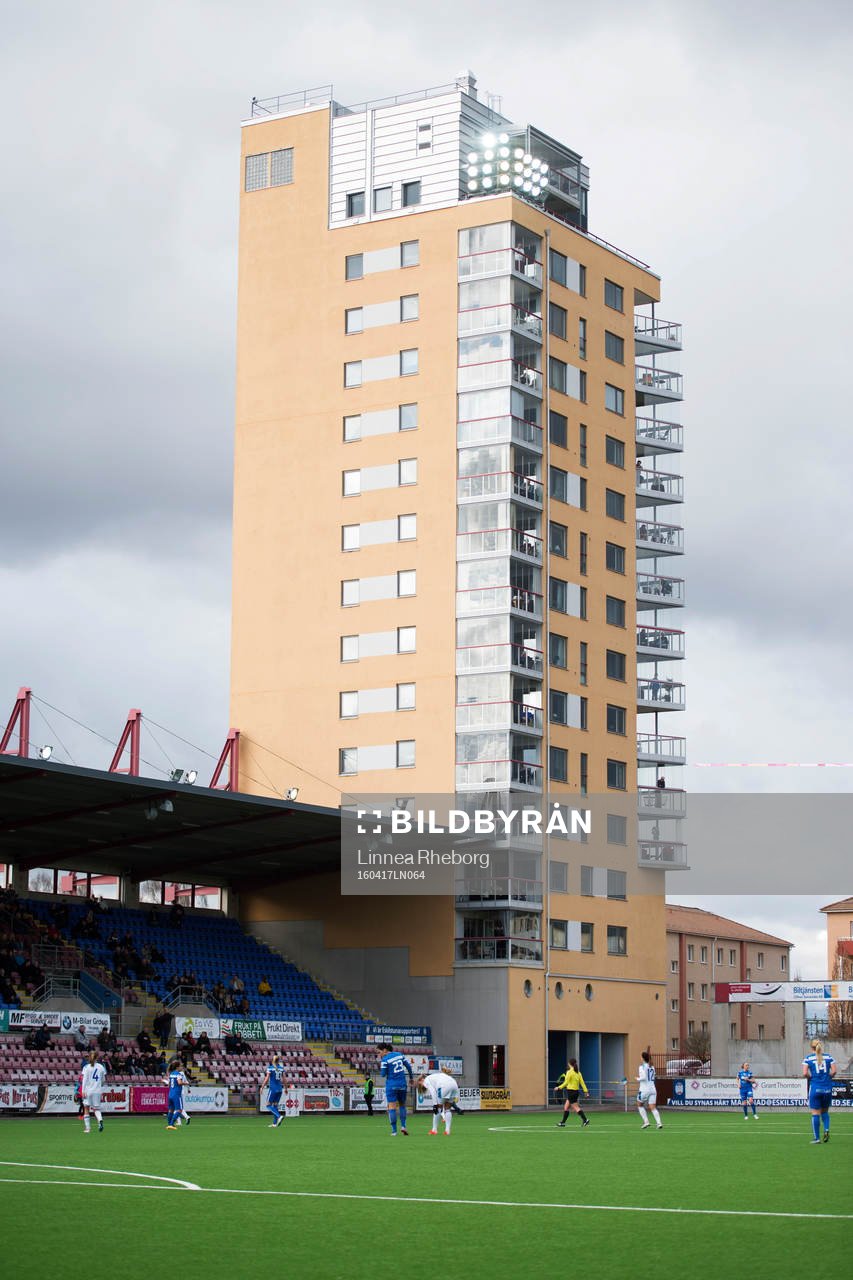 Ett hus med bostadsrätter finns i samma byggnad som