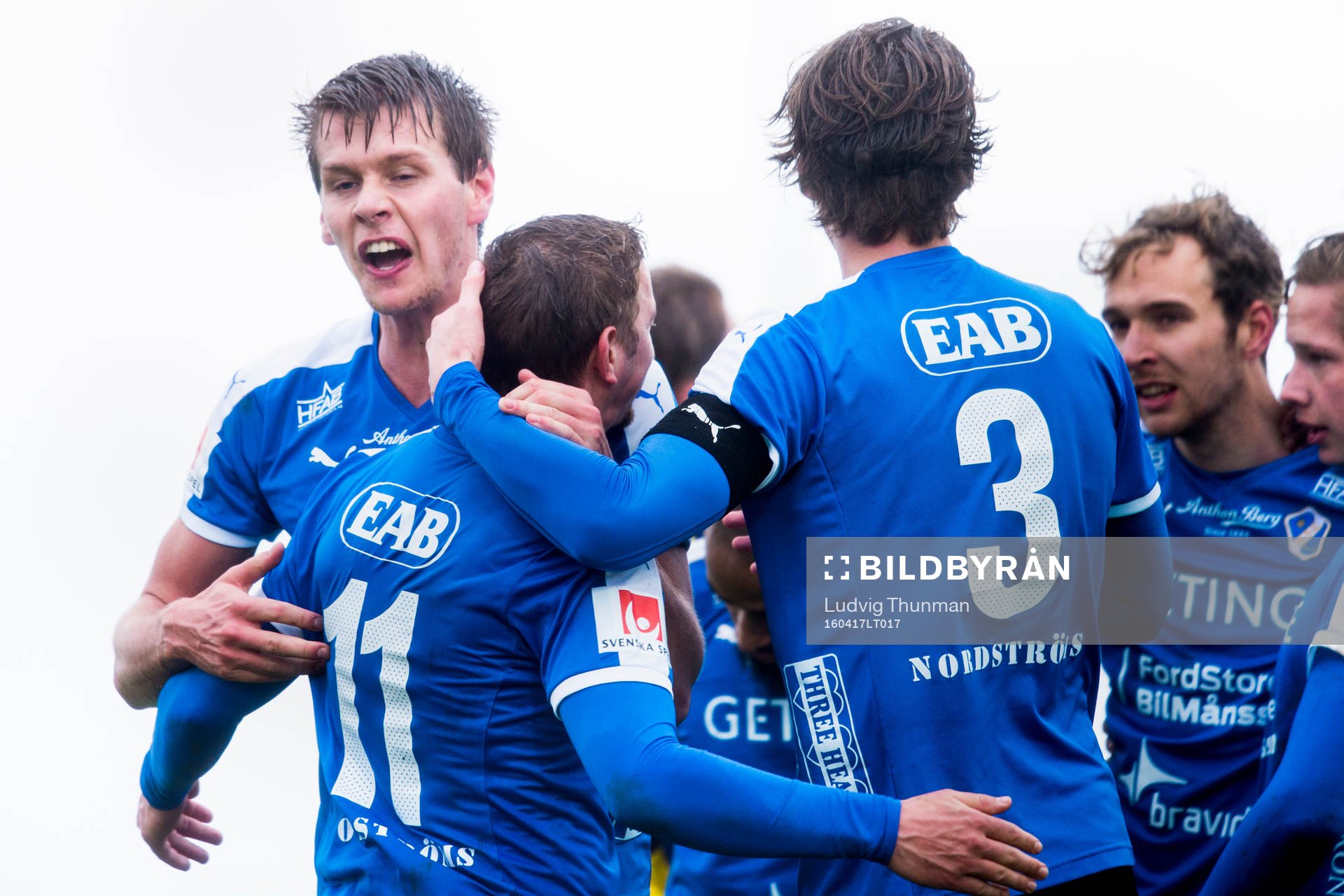 Ängelholms Ryan Finley firar segern med Björn Westerblad och Fredrik Lundgren efter fotbollsmatchen i Superettan mellan Ängelholm och Halmstad den 17 april 2016 i Ängelholm.