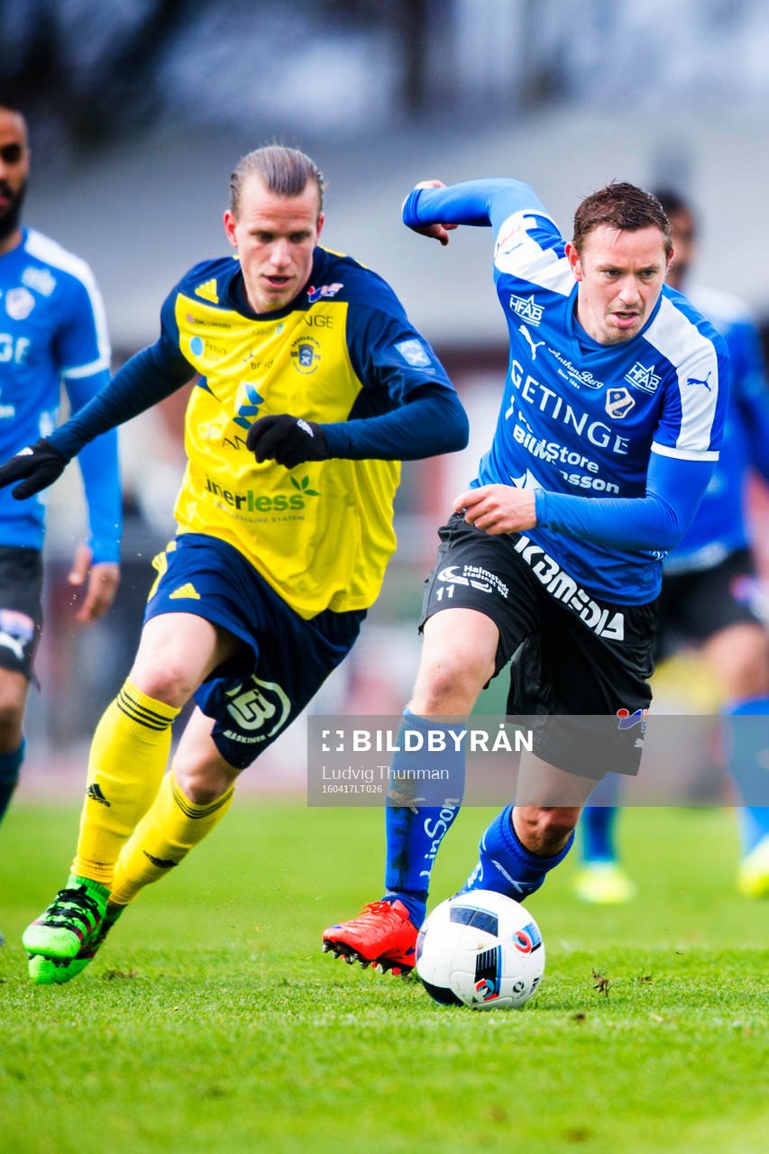 Ängelholms Sebastian Carlsen jagar Halmstads Fredrik Olsson
