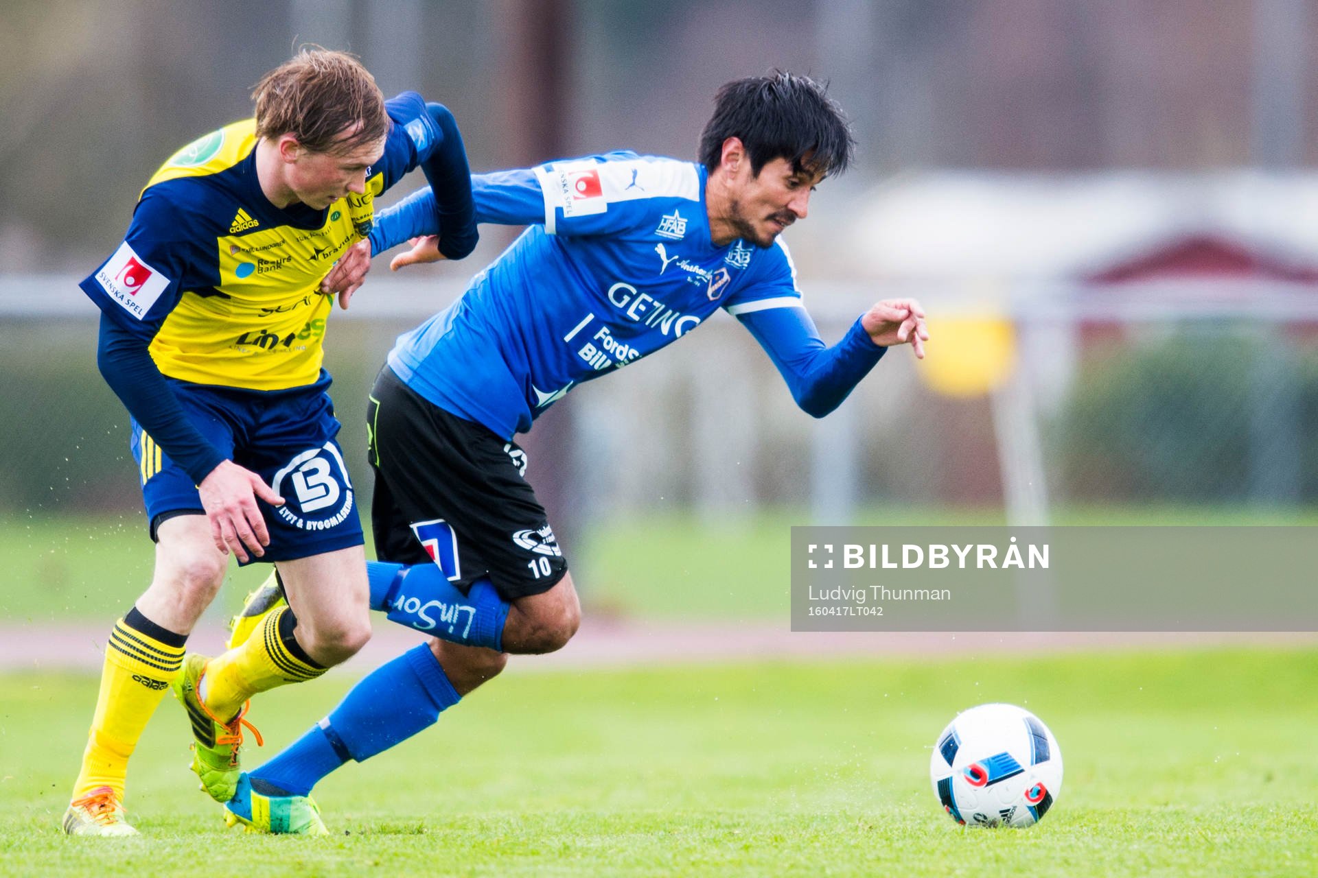 Ängelholms Albin Nilsson jagar Halmstads Antonio Rojas