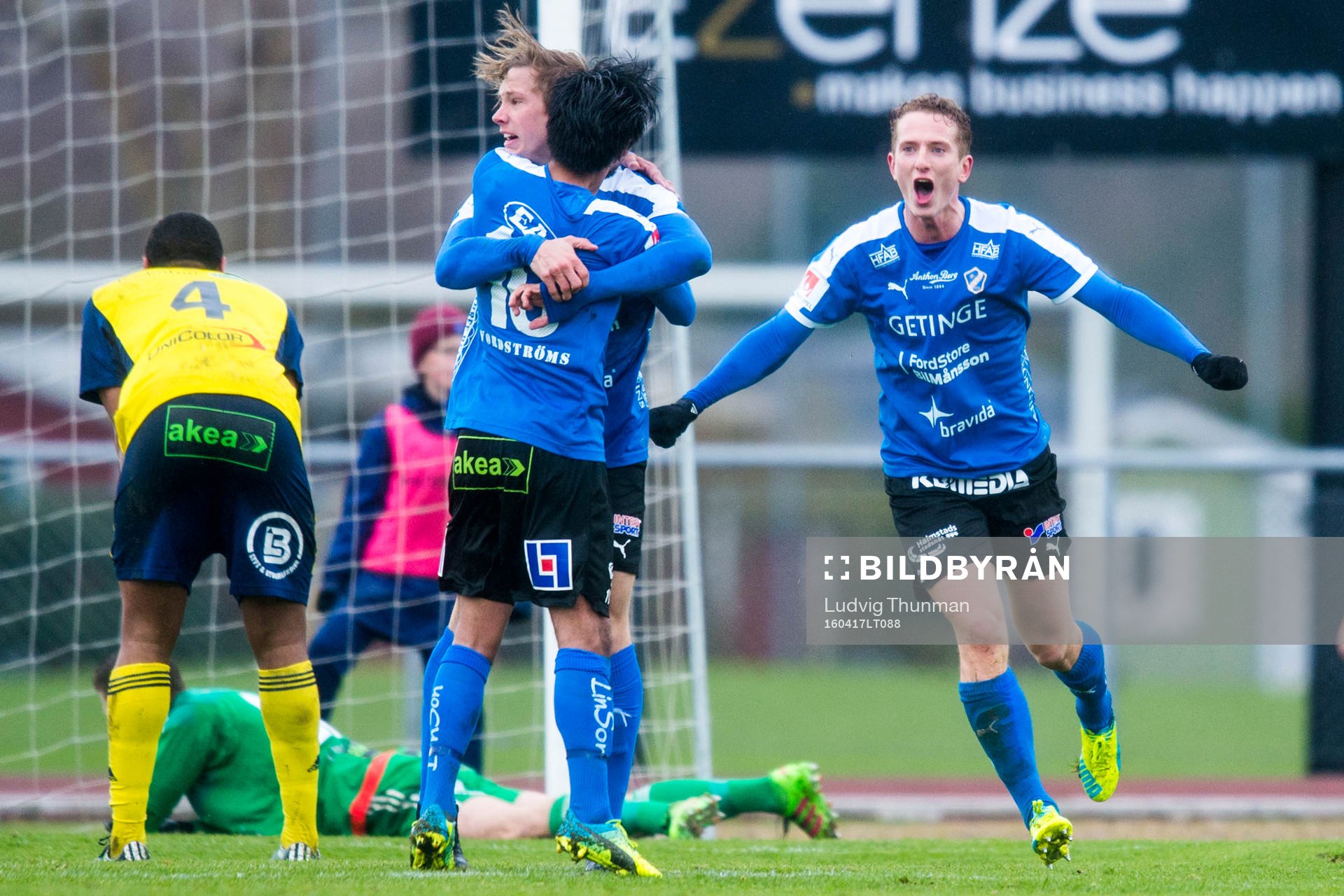 Halmstads Simon Silverholt kramas om av Antonio Rojas samtidigt som Andreas Bengtsson jublar i bakgrunden efter han gjort 0-1 under fotbollsmatchen i Superettan mellan Ängelholm och Halmstad den 17 april 2016 i Ängelholm.