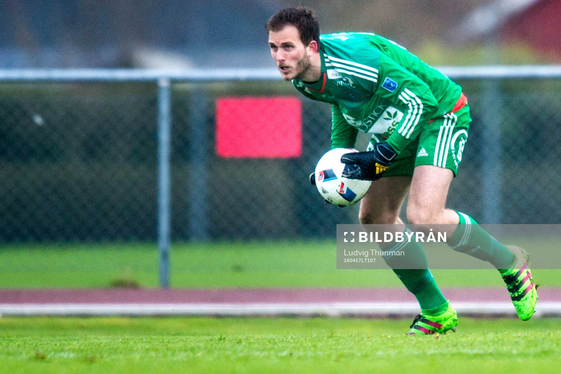 Ängelholms målvakt Carl Lindell under fotbollsmatchen i Superettan mellan Ängelholm och Halmstad den 17 april 2016 i Ängelholm.